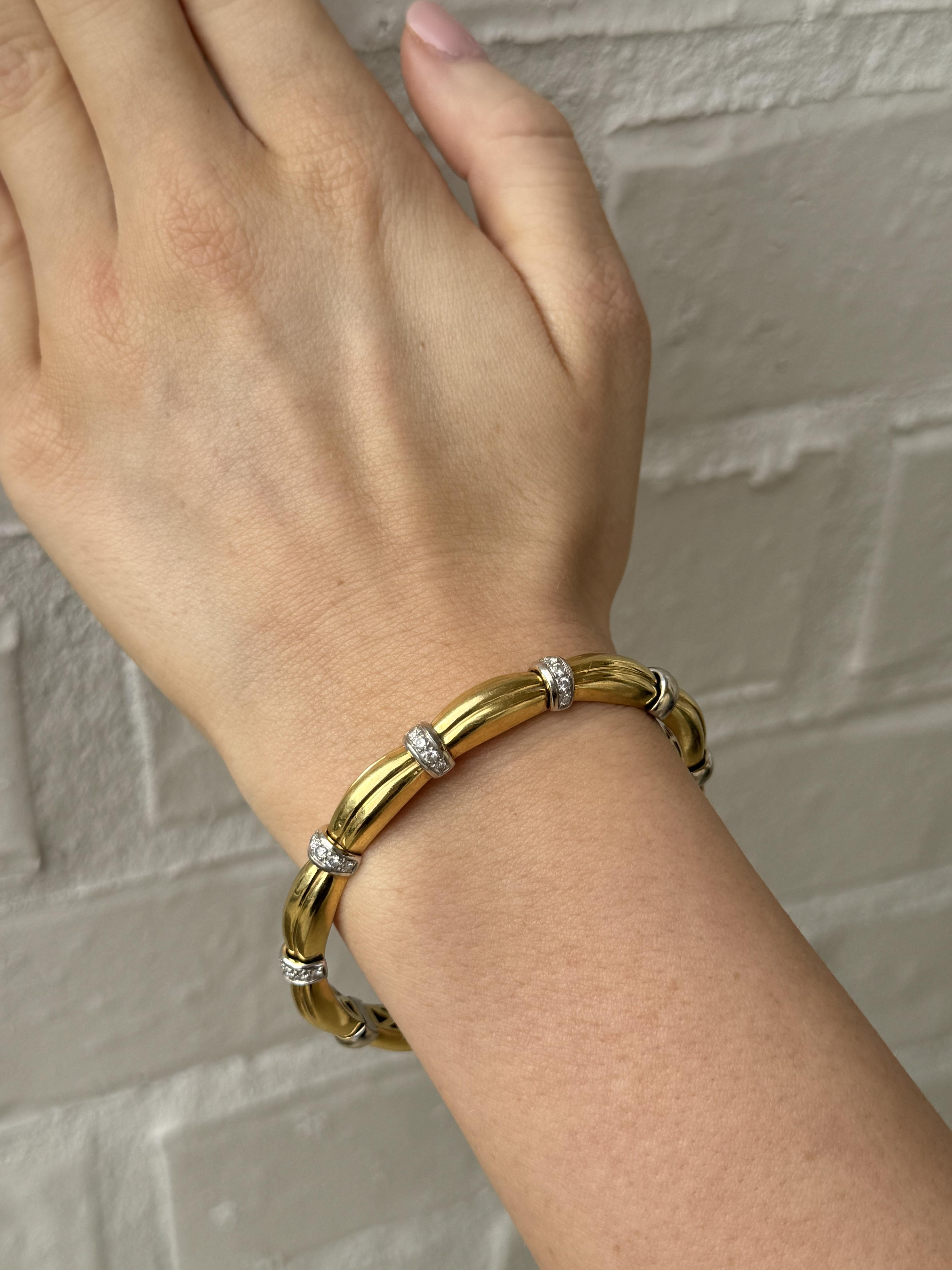 Contemporaneo Bracciale Bangle con diamanti in oro 18 carati bicolore in vendita