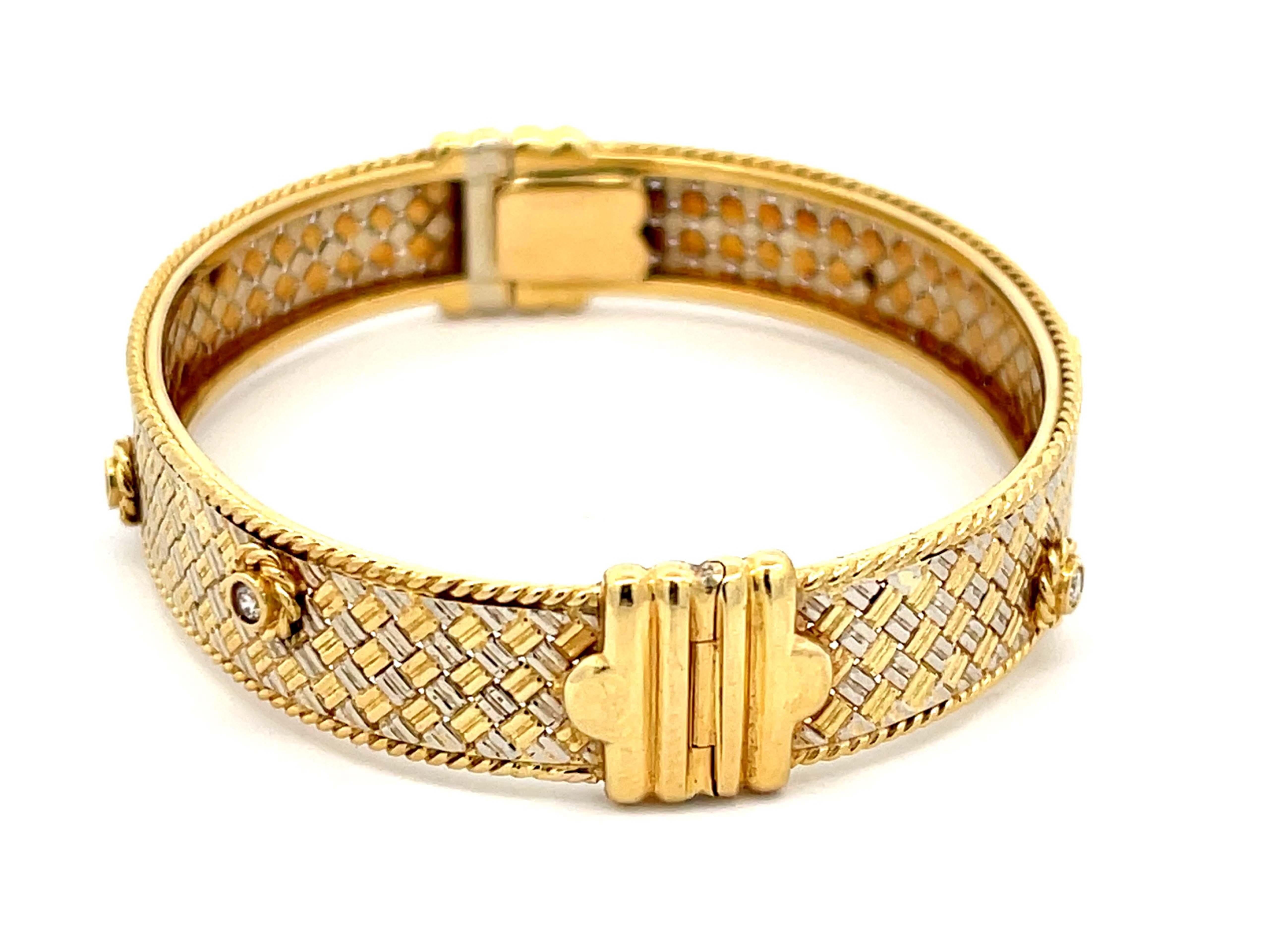 Moderne Bracelet bicolore en or 18 carats avec fleur et diamant en vente