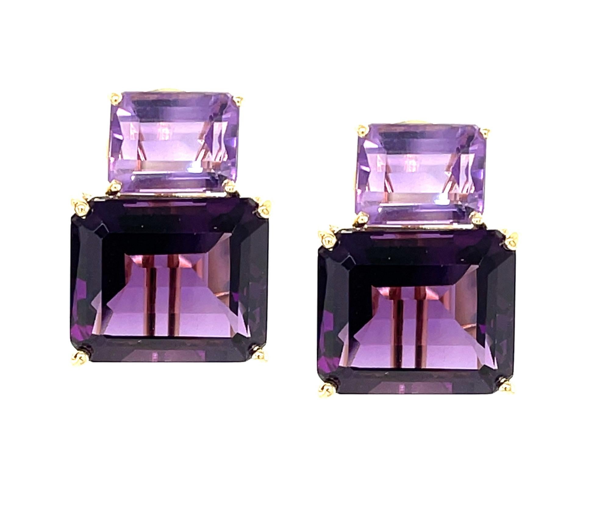 Königlich violetter Amethyst ist mit zartem Rose de France Amethyst in diesem wunderschönen Paar Ohrringe kombiniert, die in Handarbeit aus 18 Karat Gelbgold gefertigt wurden. Wir haben wunderschöne Amethyste im Smaragdschliff horizontal in unserem