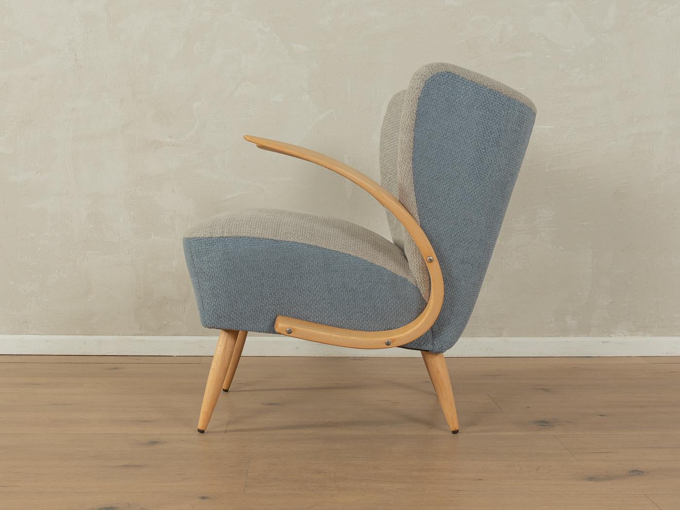 Merveilleux fauteuil bicolore des années 1950. Cadre en hêtre de haute qualité. Le noyau à ressorts d'origine a été retapissé et recouvert de tissus de haute qualité en gris clair et bleu clair. 

Caractéristiques de qualité :
très bon travail
des