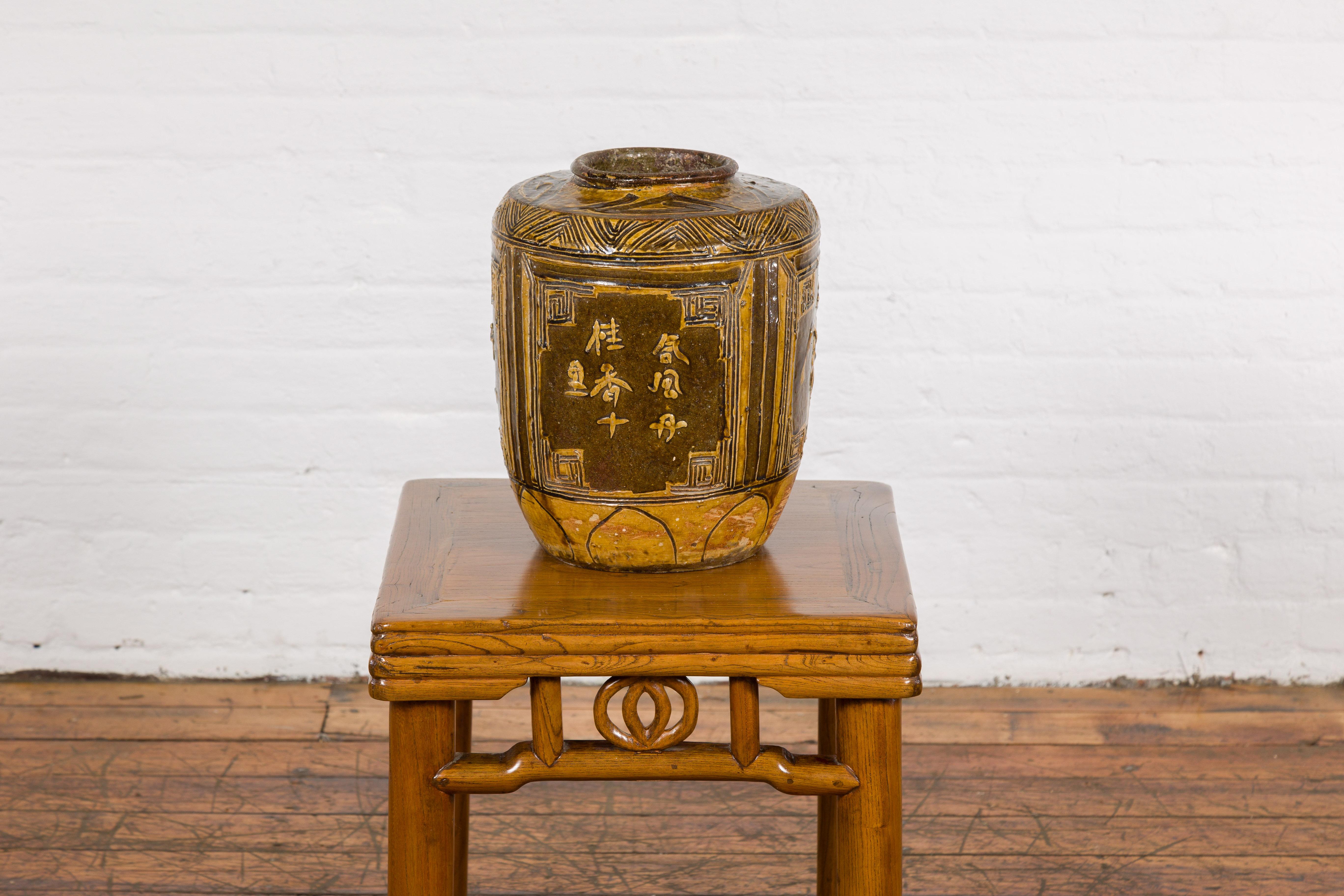 Zweifarbige braune Vase mit Figuren im archaischen Stil und kalligraphischen Motiven im Angebot 4
