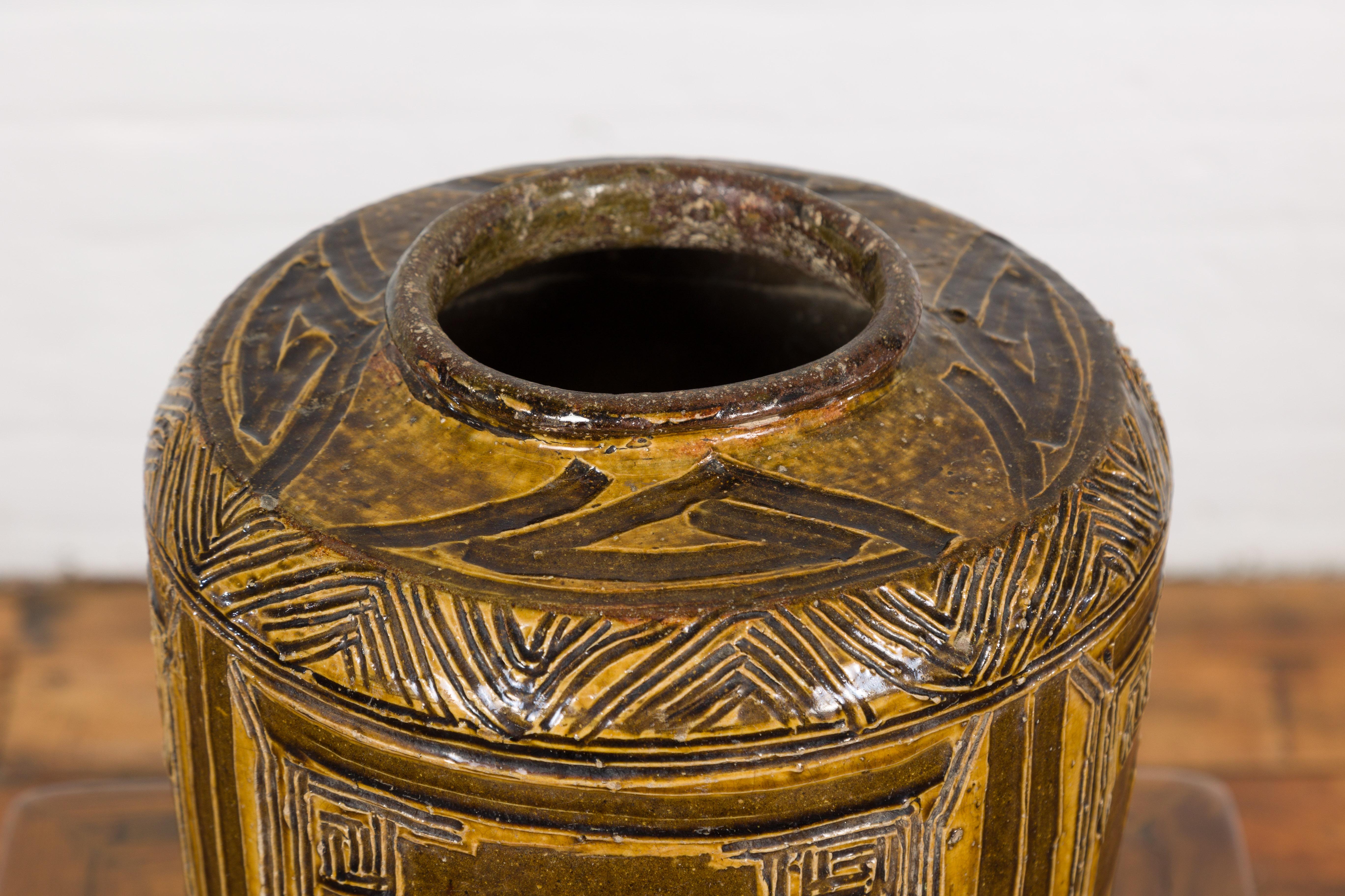 Vase bicolore Brown avec figures de style archaïque et motifs calligraphiés en vente 5