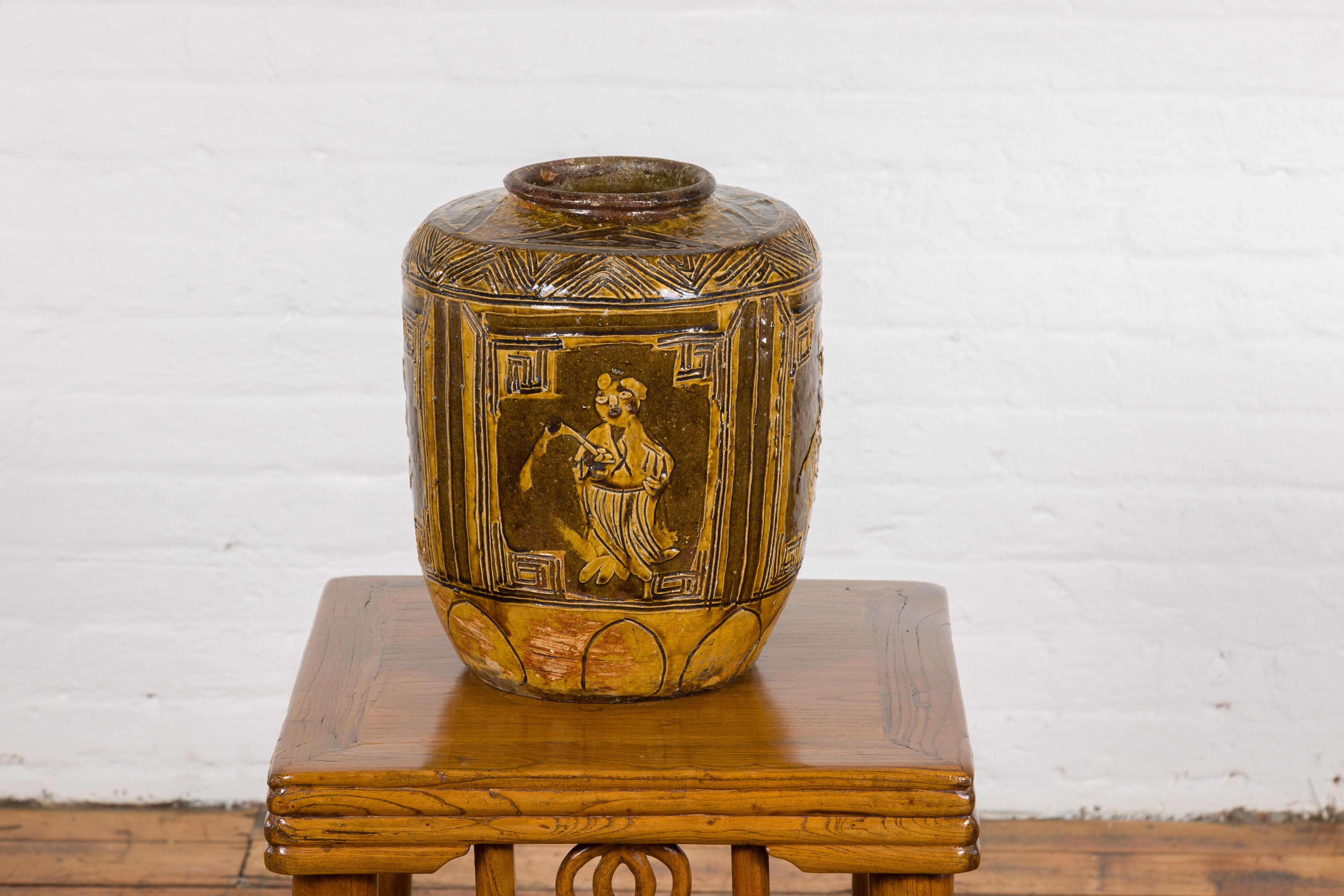 Zweifarbige braune Vase mit Figuren im archaischen Stil und kalligraphischen Motiven im Angebot 10