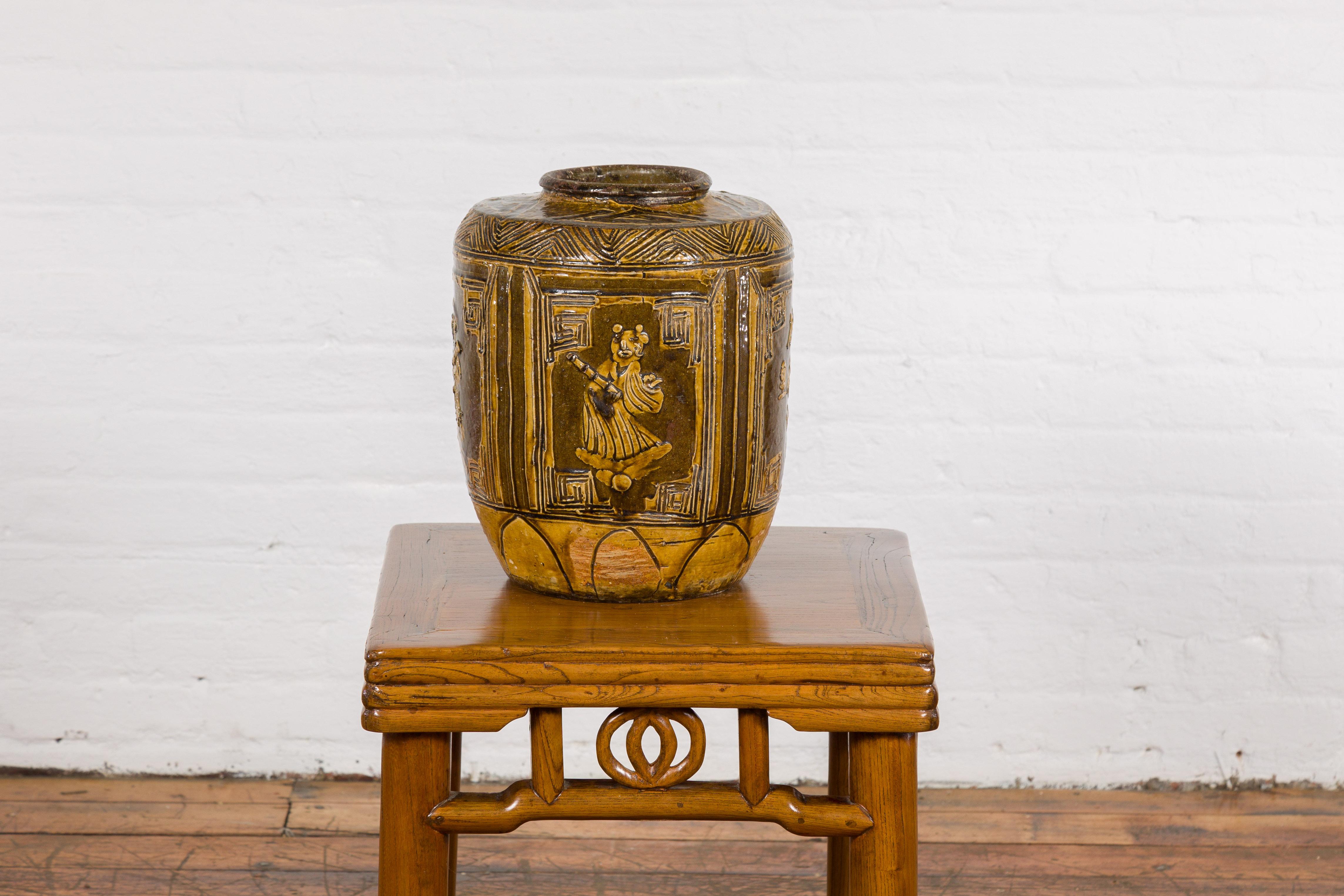 Vase bicolore Brown avec figures de style archaïque et motifs calligraphiés en vente 11
