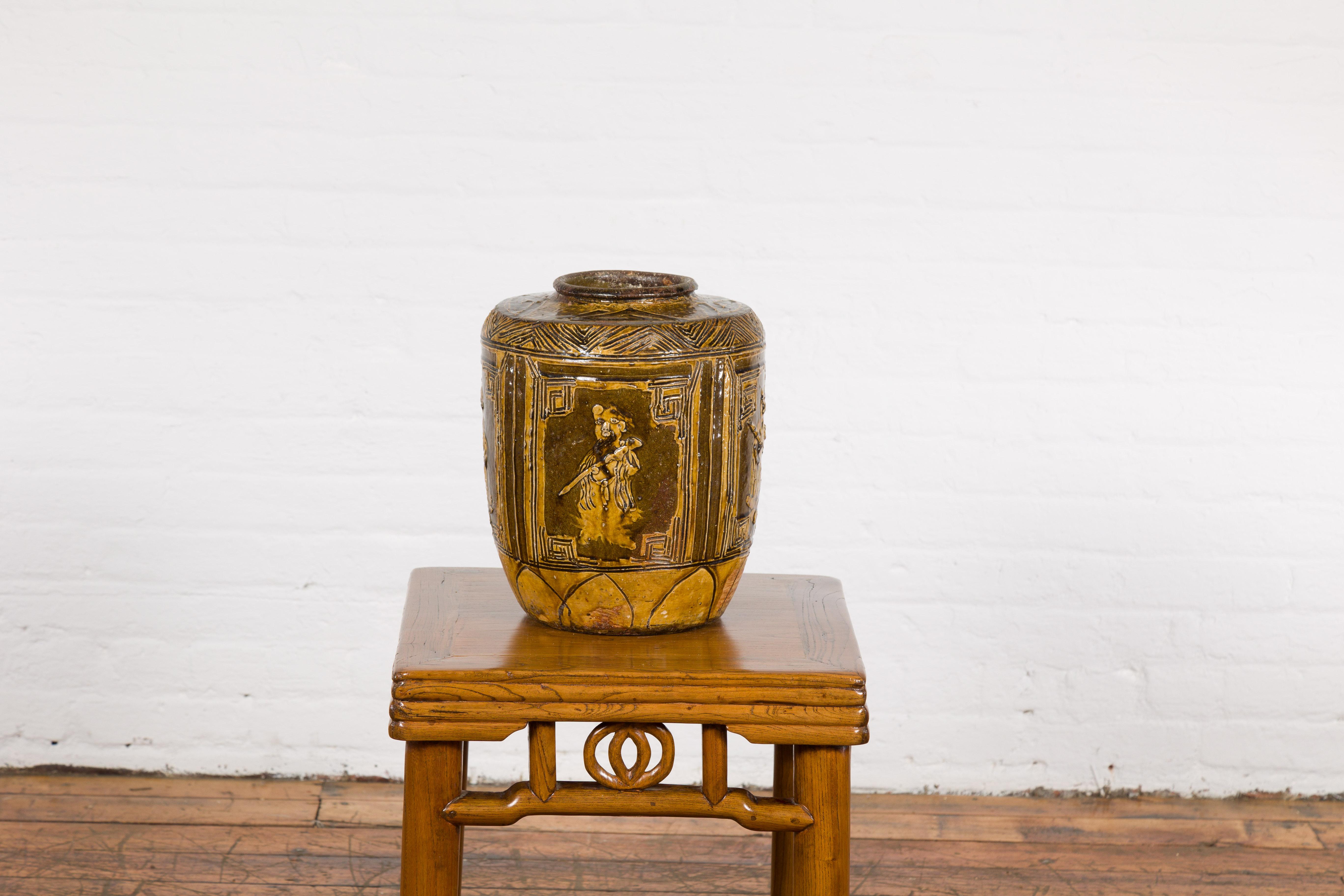 Vase bicolore Brown avec figures de style archaïque et motifs calligraphiés en vente 12