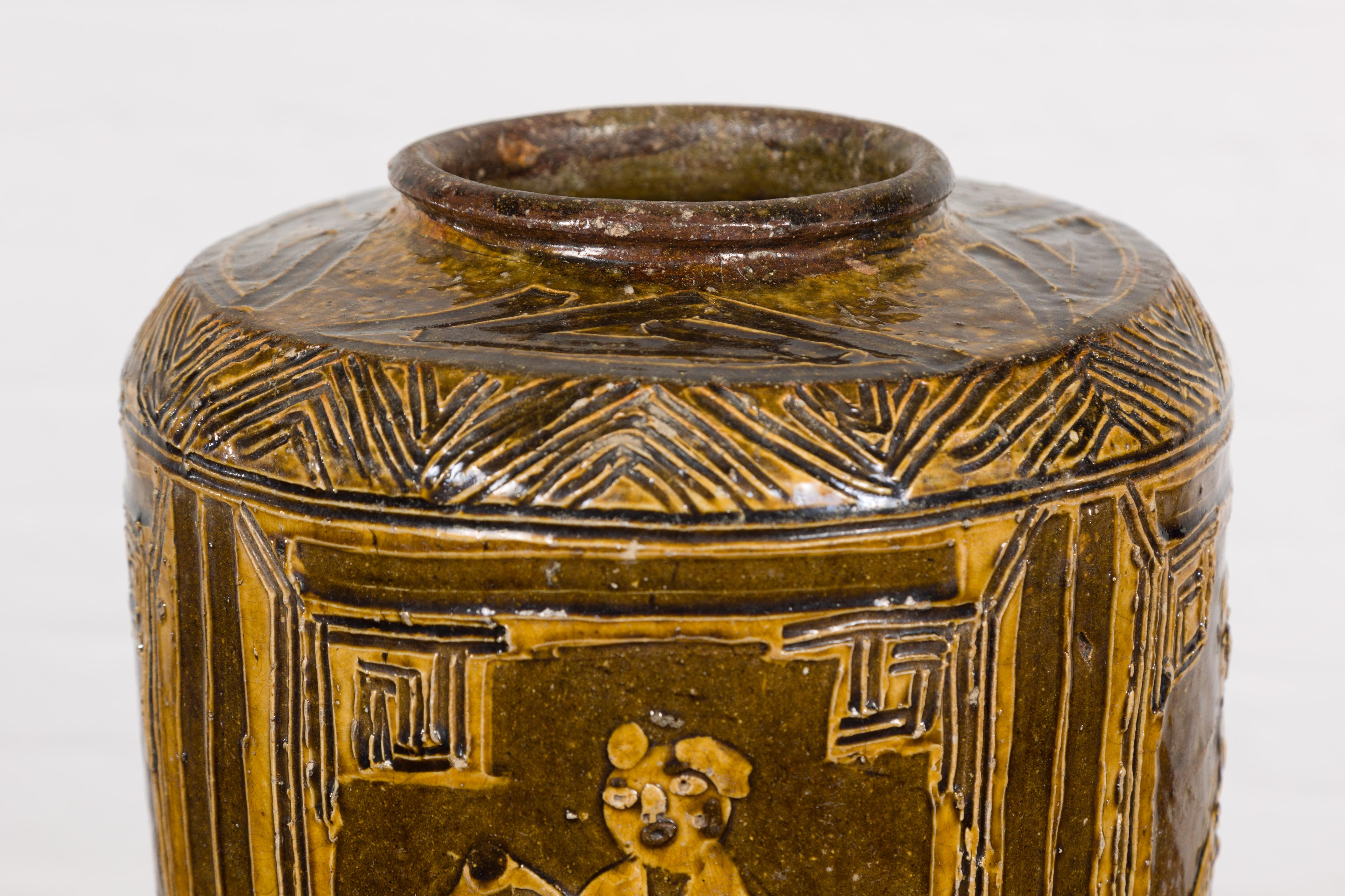 Zweifarbige braune Vase mit Figuren im archaischen Stil und kalligraphischen Motiven (20. Jahrhundert) im Angebot