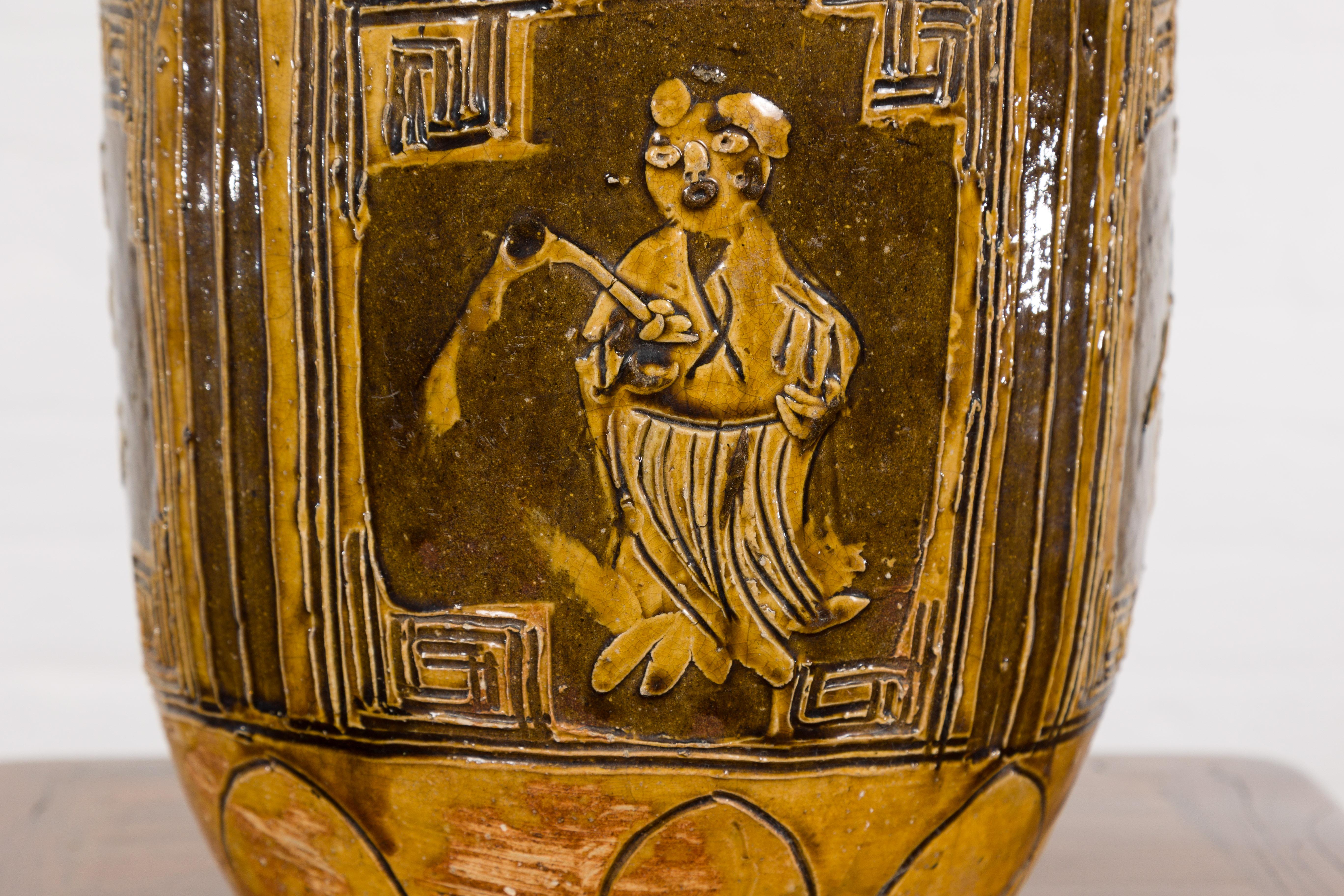 Zweifarbige braune Vase mit Figuren im archaischen Stil und kalligraphischen Motiven (Keramik) im Angebot