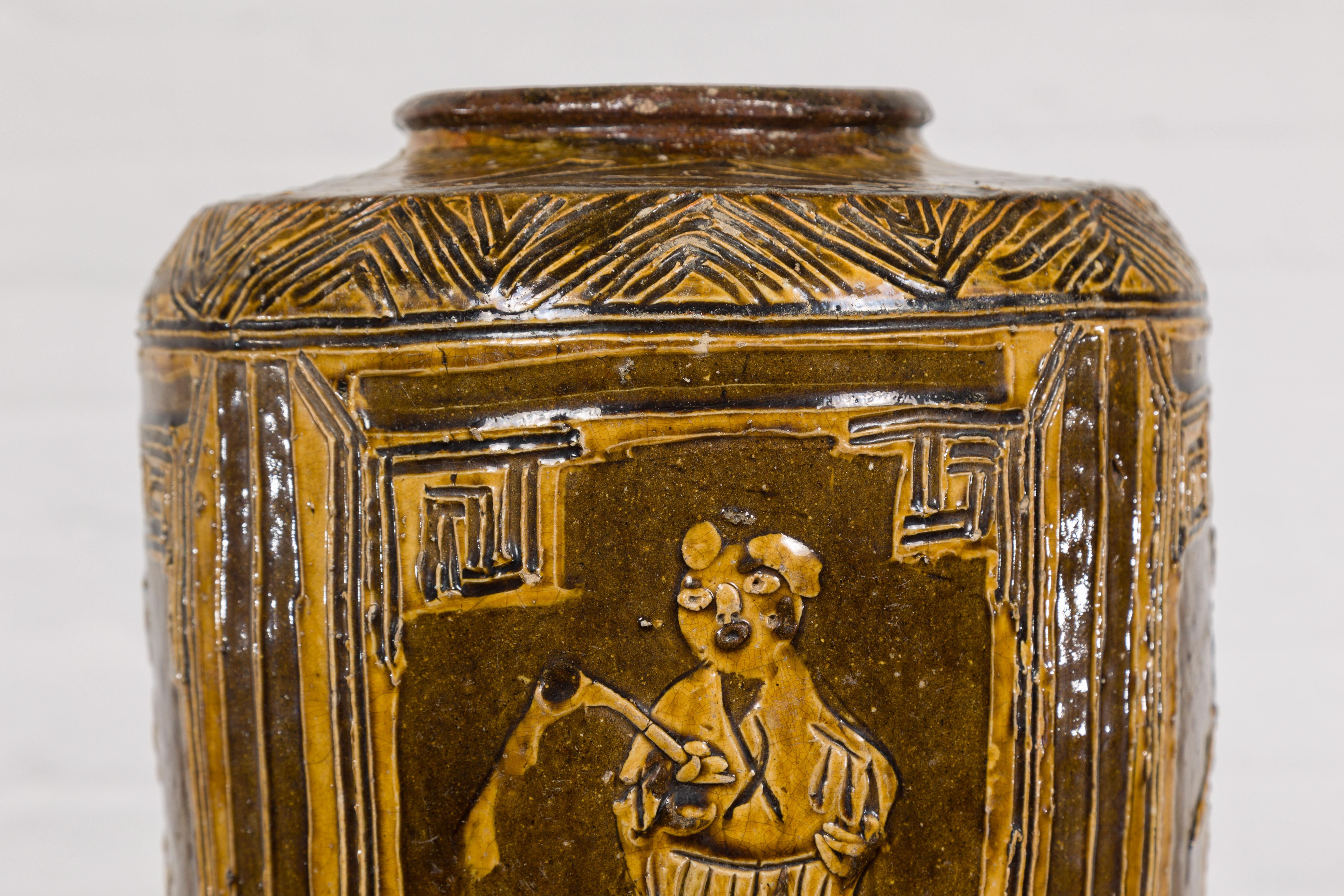 Zweifarbige braune Vase mit Figuren im archaischen Stil und kalligraphischen Motiven im Angebot 1
