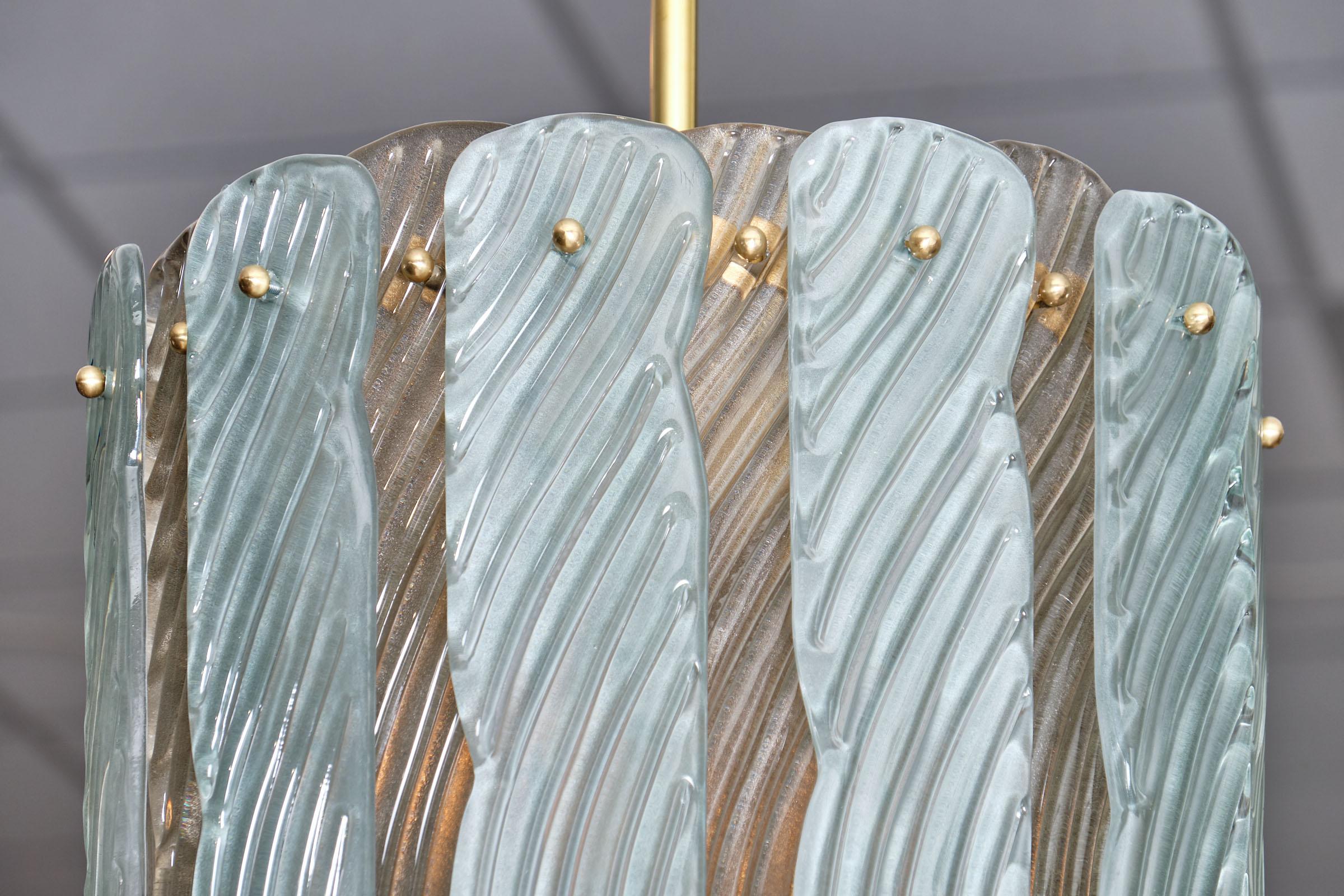 Spectaculaire lanterne bicolore en verre de Murano présentant une combinaison de lames de verre façonnées dans un bleu clair et un ambre subtil. Ce lustre a été nouvellement câblé pour répondre aux normes américaines. La hauteur du plafond est