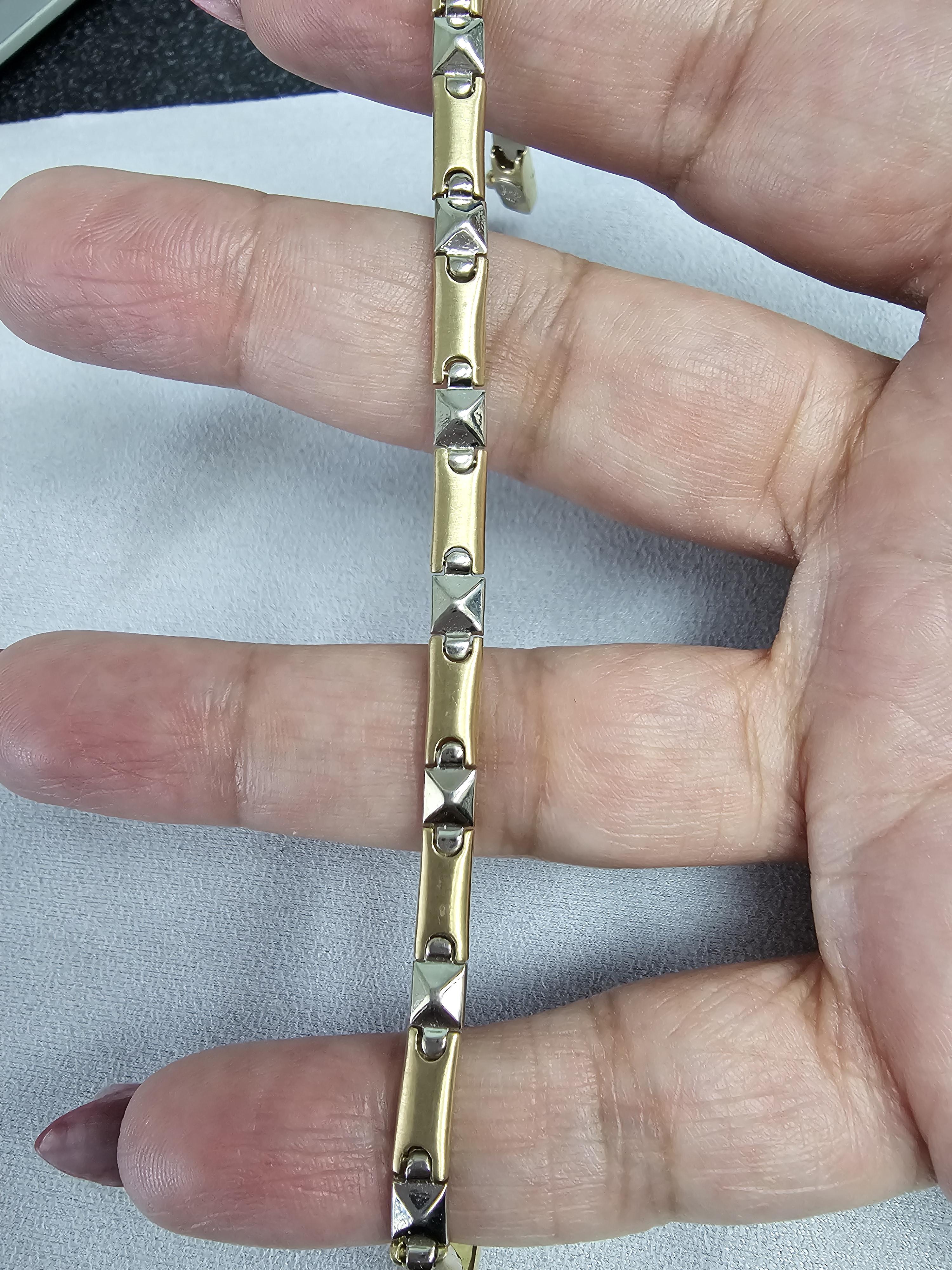 ♥ Resumen del producto ♥

Detalles: Pulsera rectangular pulida bicolor
Metal: Oro multitono de 14 quilates
Peso: 12 gramos
Anchura: 4 mm
Longitud: 7 pulgadas
Cierre: Langosta

La pulsera es de oro macizo de 14 quilates, no está rellena ni chapada