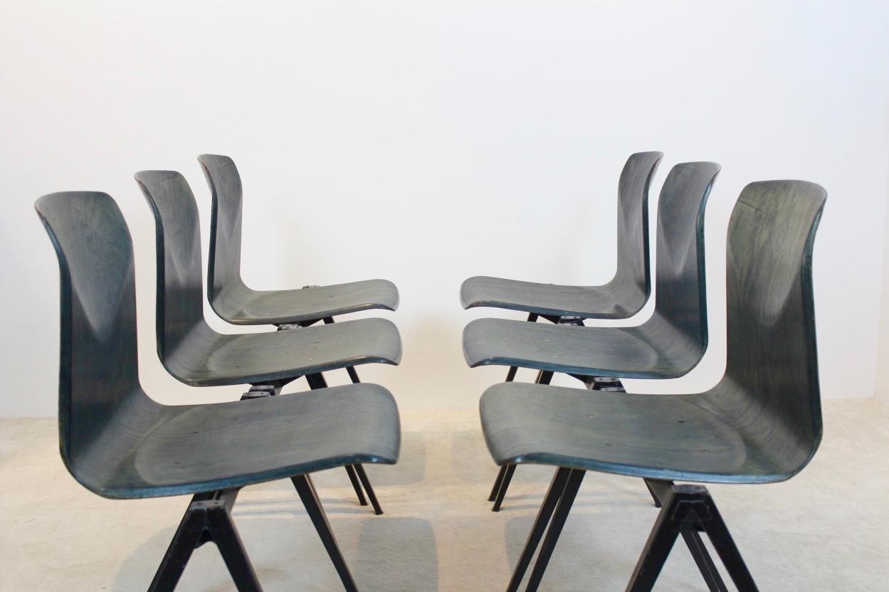 Mid-Century Modern Chaises de salle à manger industrielles empilables S22 Pagholz Galvanitas en vente