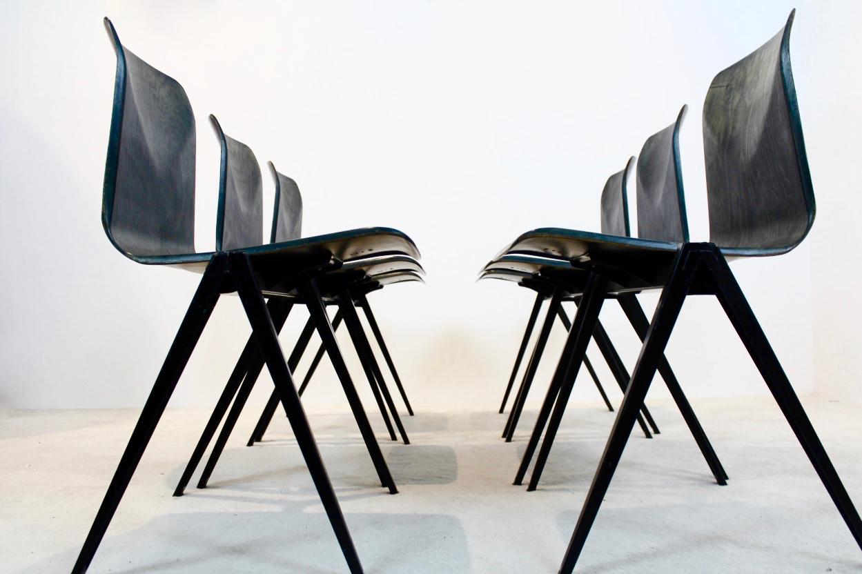 20ième siècle Chaises de salle à manger industrielles empilables S22 Pagholz Galvanitas en vente