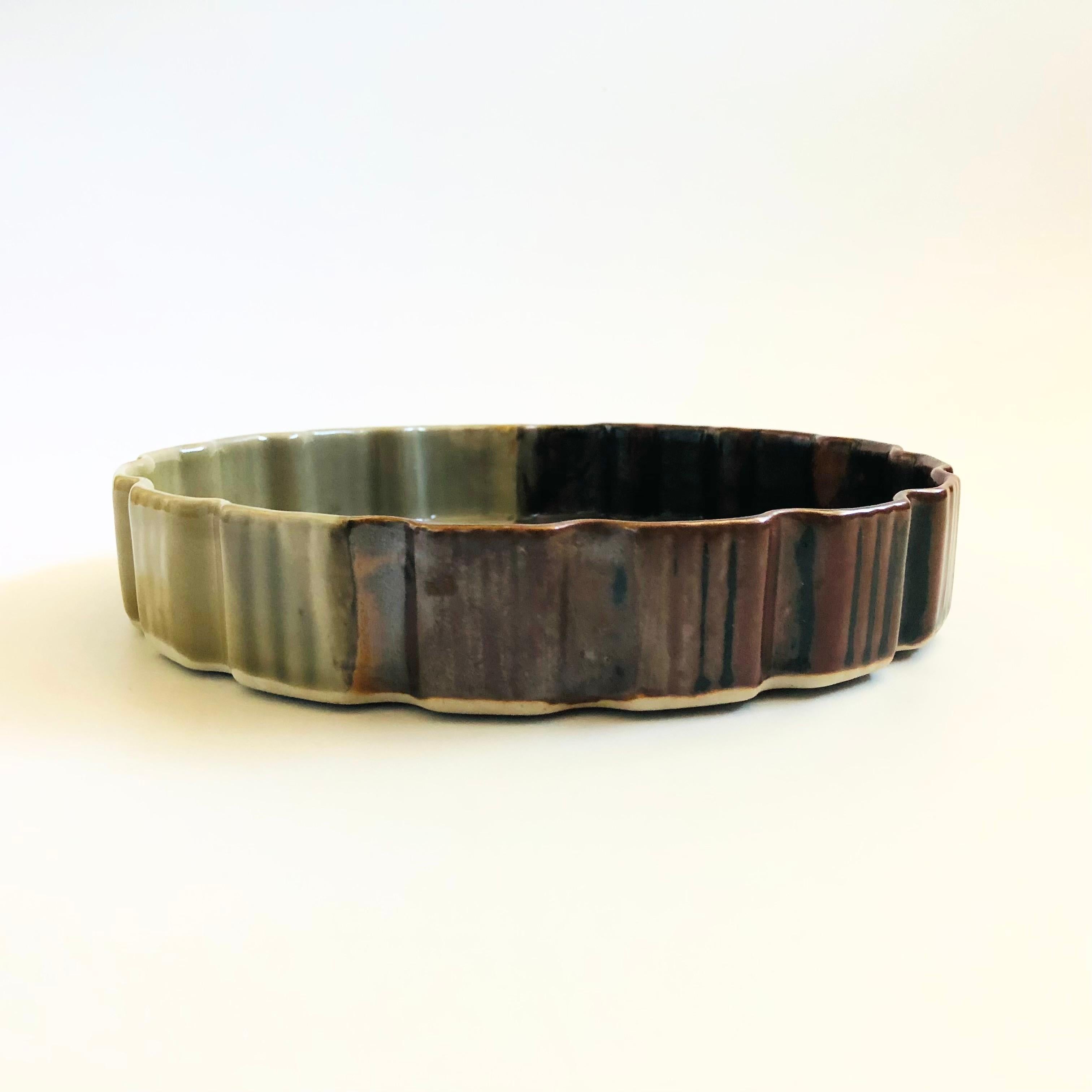 Organique Plat à quiche Two Toned Studio Pottery en vente