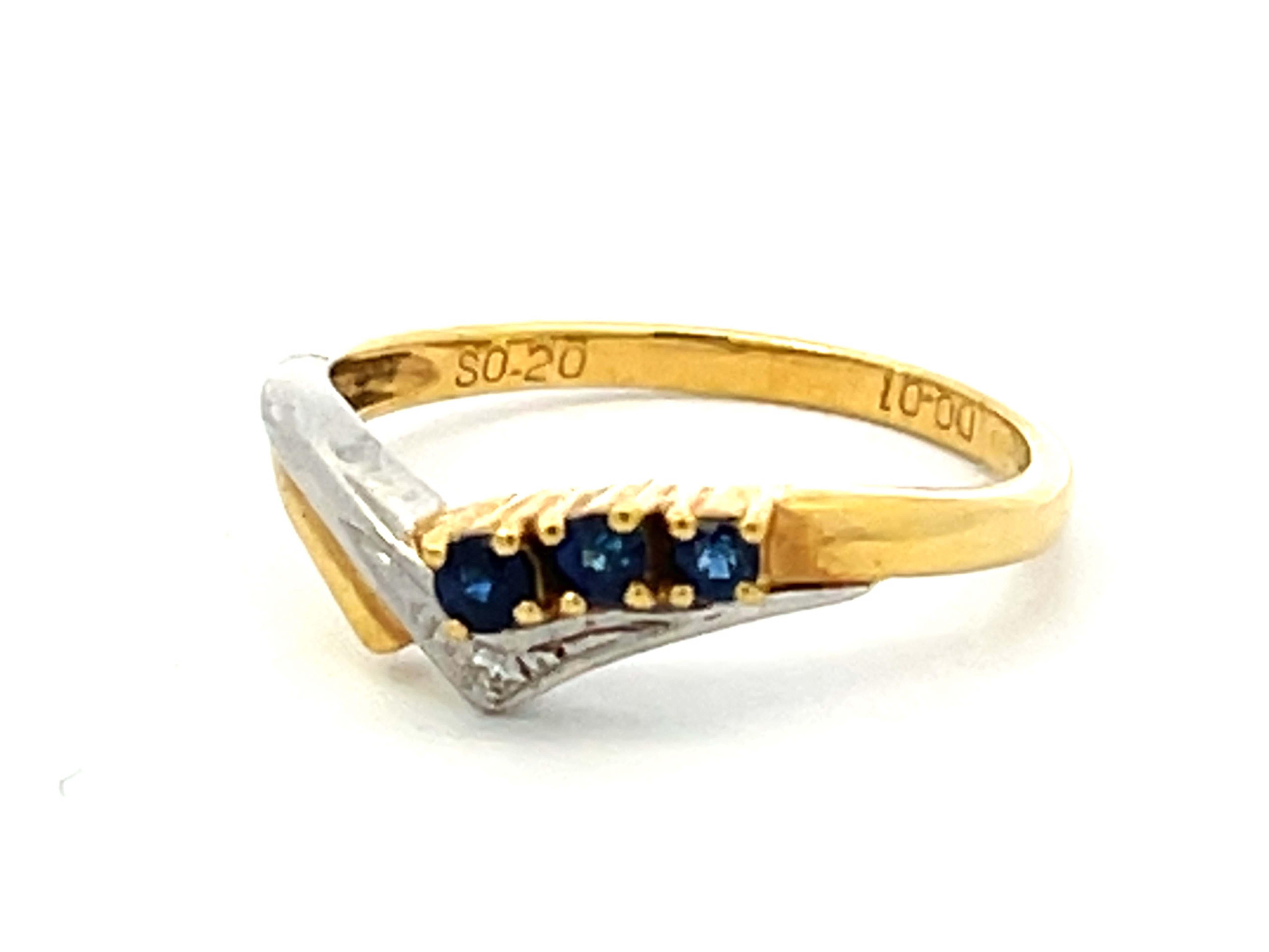 Two Toned V Shaped Sapphire and Diamond Ring in 18k Yellow Gold and Platinum In Excellent Condition For Sale In Honolulu, HI