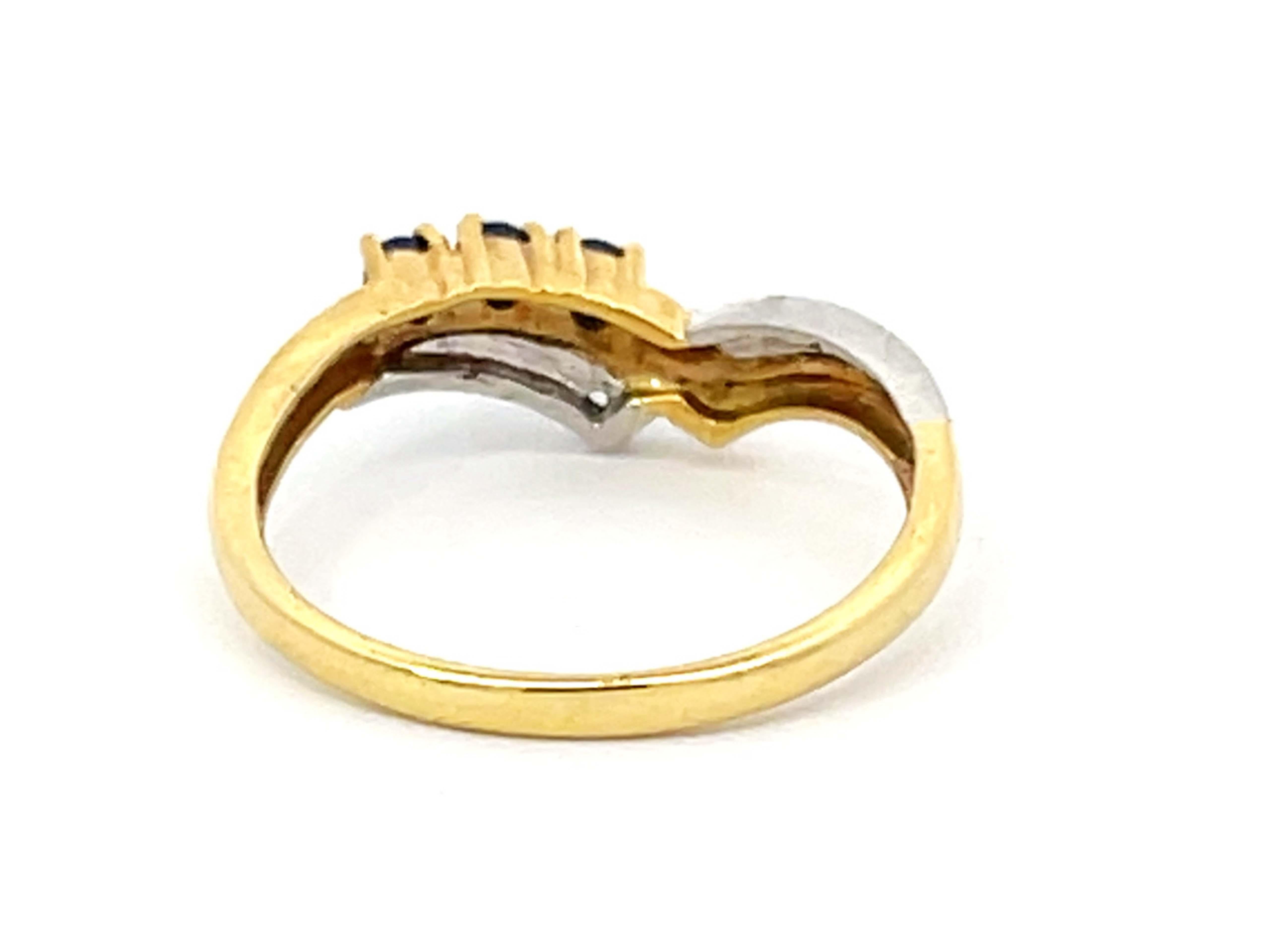 Two Toned V Shaped Sapphire and Diamond Ring in 18k Yellow Gold and Platinum For Sale 2
