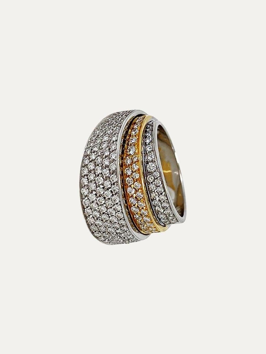Bague en or 18 kt - 750 ‰ et diamants en deux couleurs d'or et trois niveaux. L'or blanc au niveau le plus bas et le plus grand et l'or jaune au niveau intermédiaire.