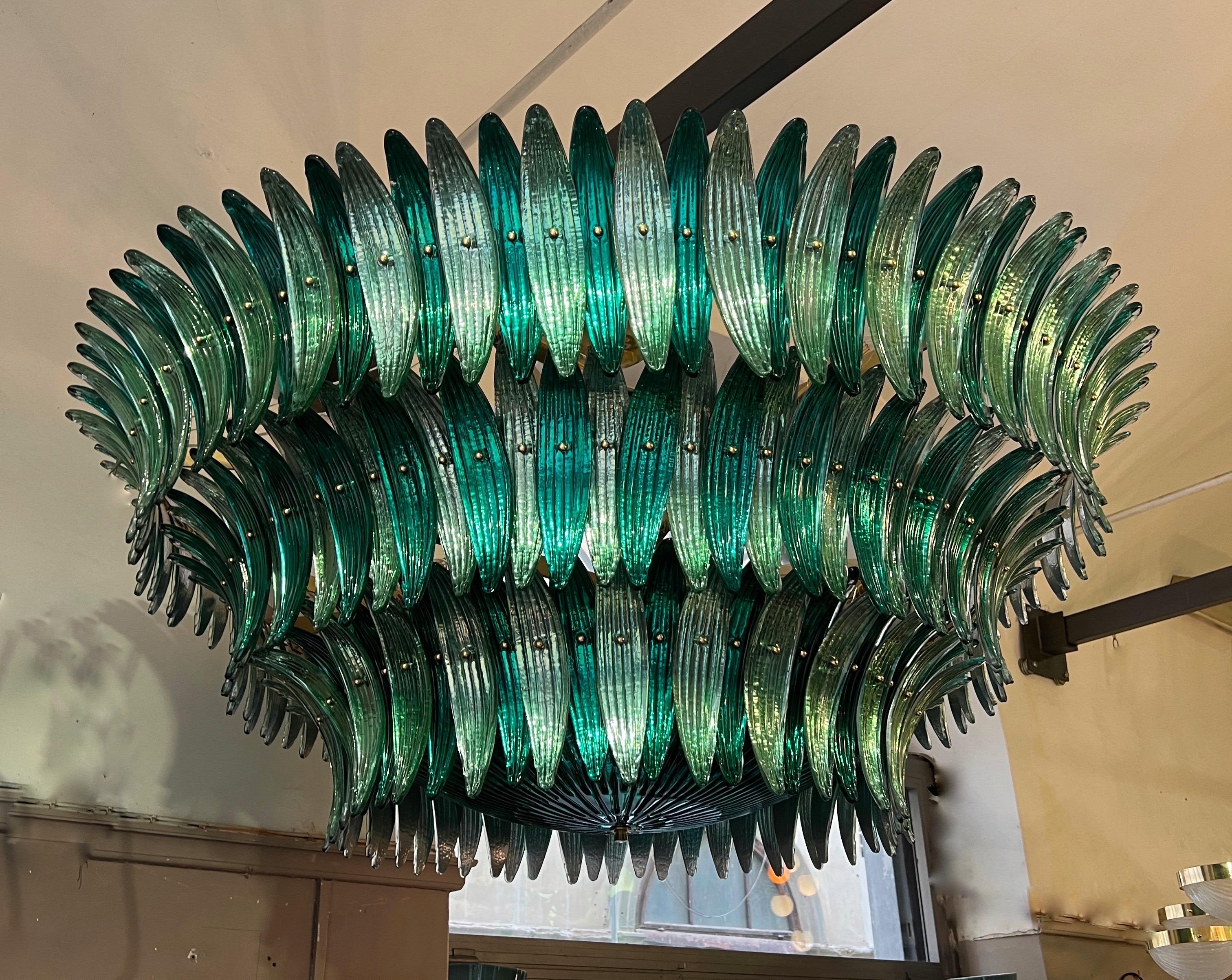 Lustre à feuilles en verre de Murano vert et miroité, deux tons. 
Les feuilles de verre en miroir dans les deux tons clair-obscur alternent l'une après l'autre.
La structure est en laiton, le lustre a une hauteur de 36 cm.  les ampoules.