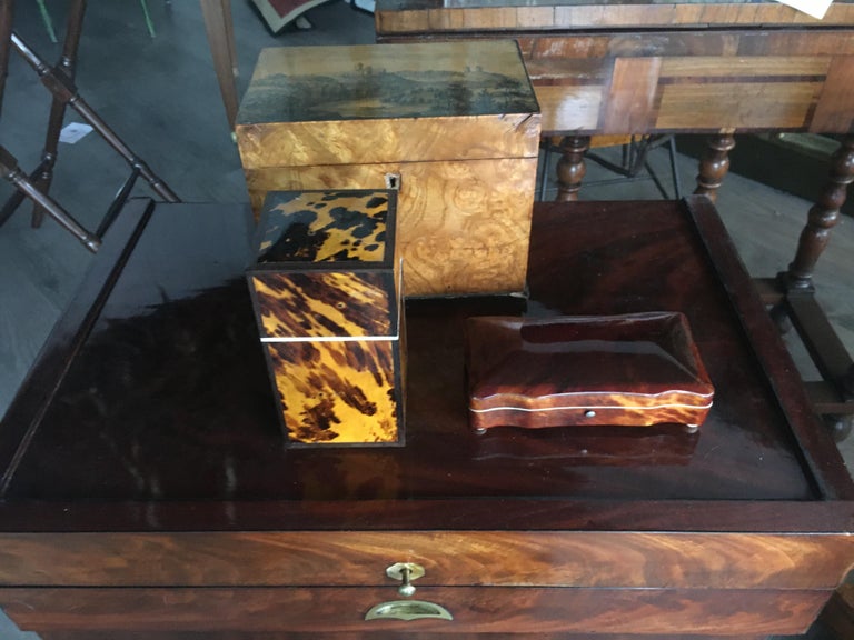 Two tortoise shell veneer boxes
Comprising a rectangular box with square lift top cover, and a sewing box raised on bun feet  Priced per box.  (measure: 1.5