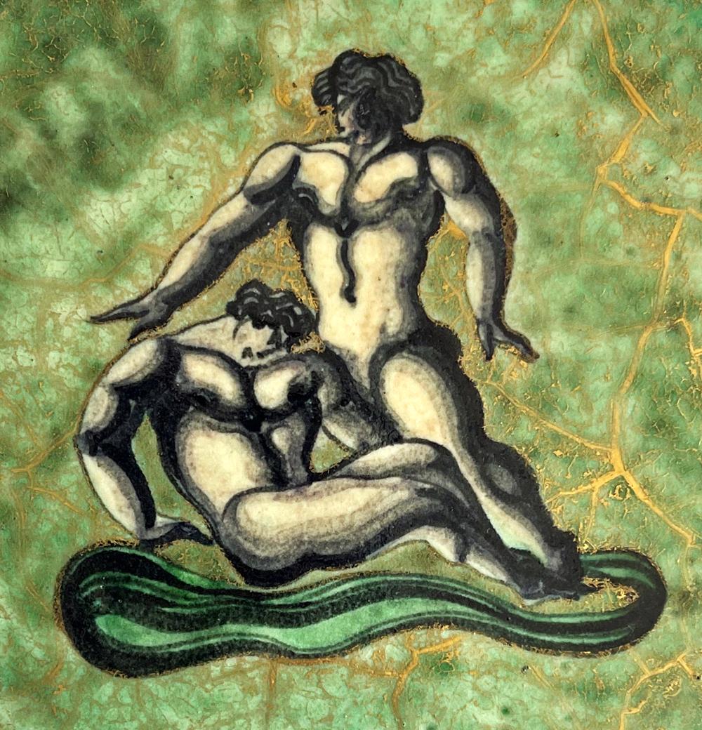 „Two Tritons“, Art-Déco-Teller mit mythologischen Figuren in Grün und Gold, Mayodon (Art déco) im Angebot