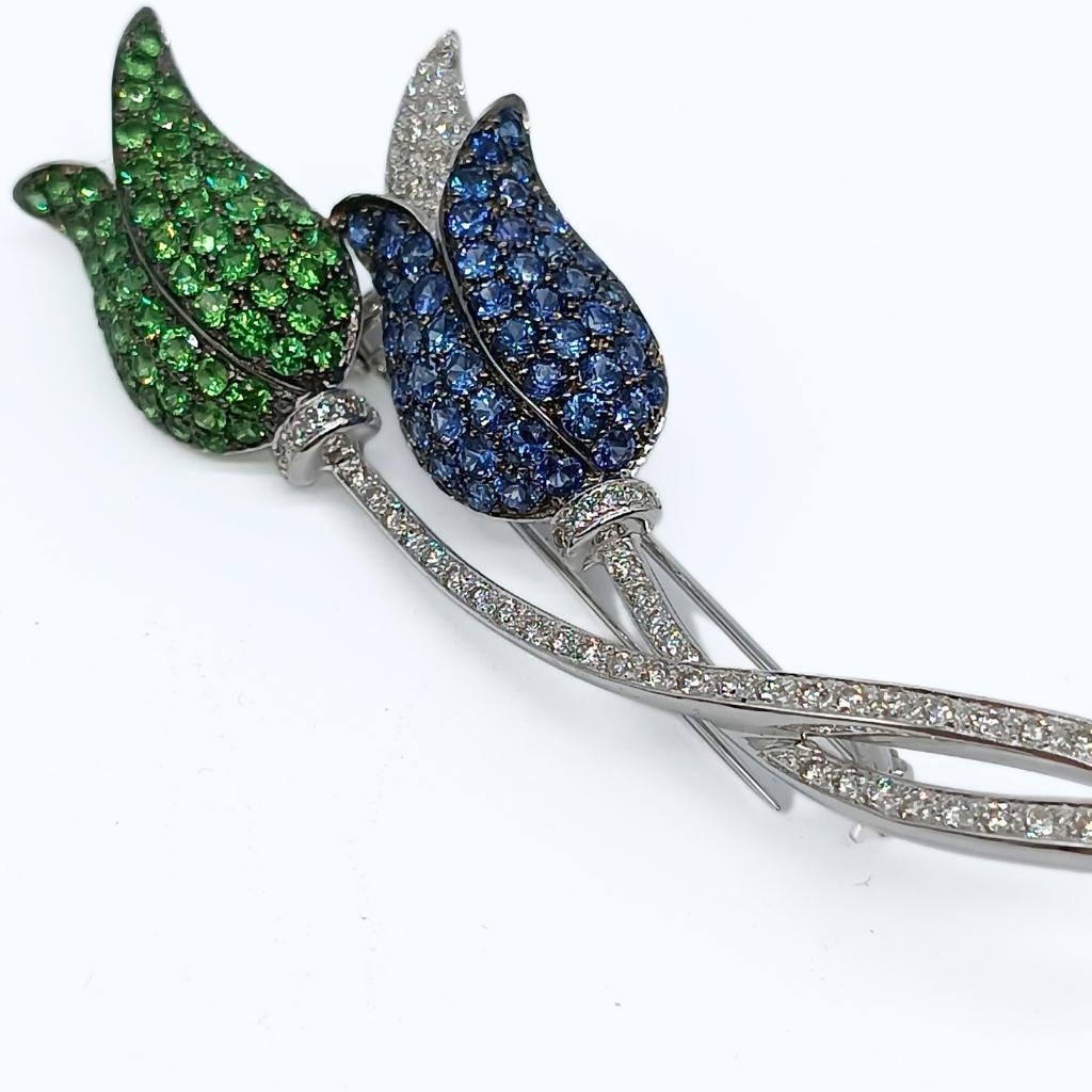 Two Tulips Brooch in White Gold
One Tulip with 58 Round-cut Tsavorites and the other Tulip with 49 Round-cut Sapphires
Stem with 74 Brilliant-cut Diamonds
18k White Gold 18.5gr
58 Tsavorites 3.24k
49 Sapphires 3.14k
74 Diamonds 0.94k