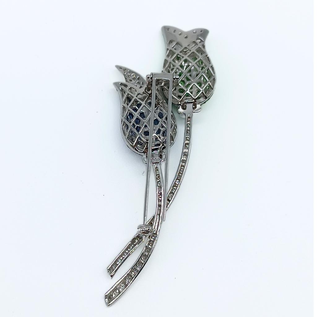 Two Tulips Brooch in White Gold with Diamonds, Tsavorites and Sapphires In New Condition For Sale In BILBAO, ES