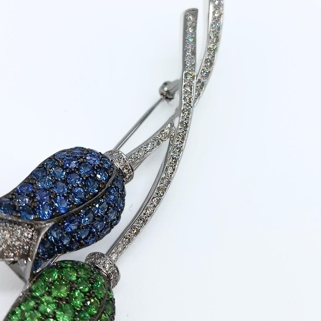 Two Tulips Brooch in White Gold with Diamonds, Tsavorites and Sapphires For Sale 1