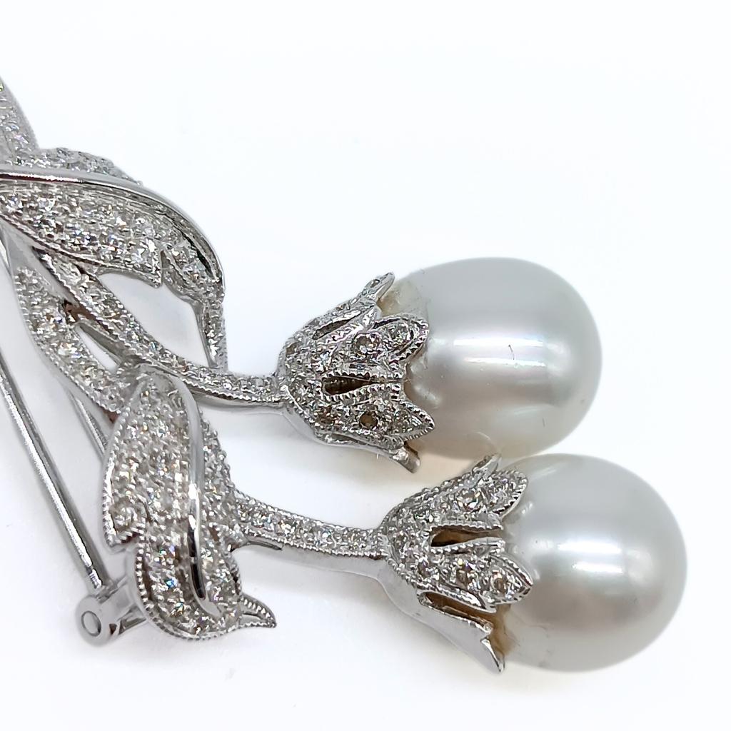 Taille brillant Deux tulipes sur branche en or blanc avec diamants et perles en vente