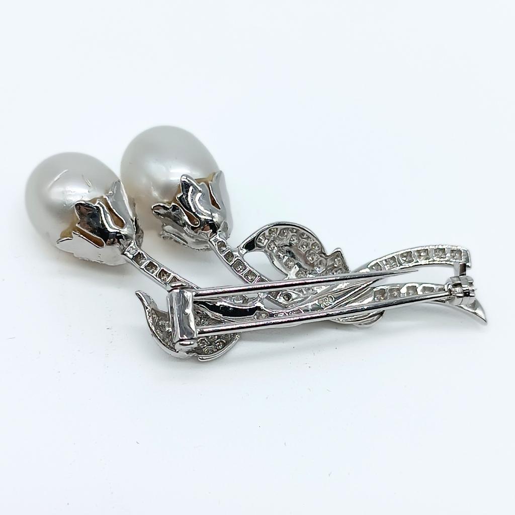 Two Tulips on branch in White Gold with Diamonds and Pearls In New Condition For Sale In BILBAO, ES