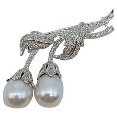 Deux tulipes sur branche en or blanc avec diamants et perles