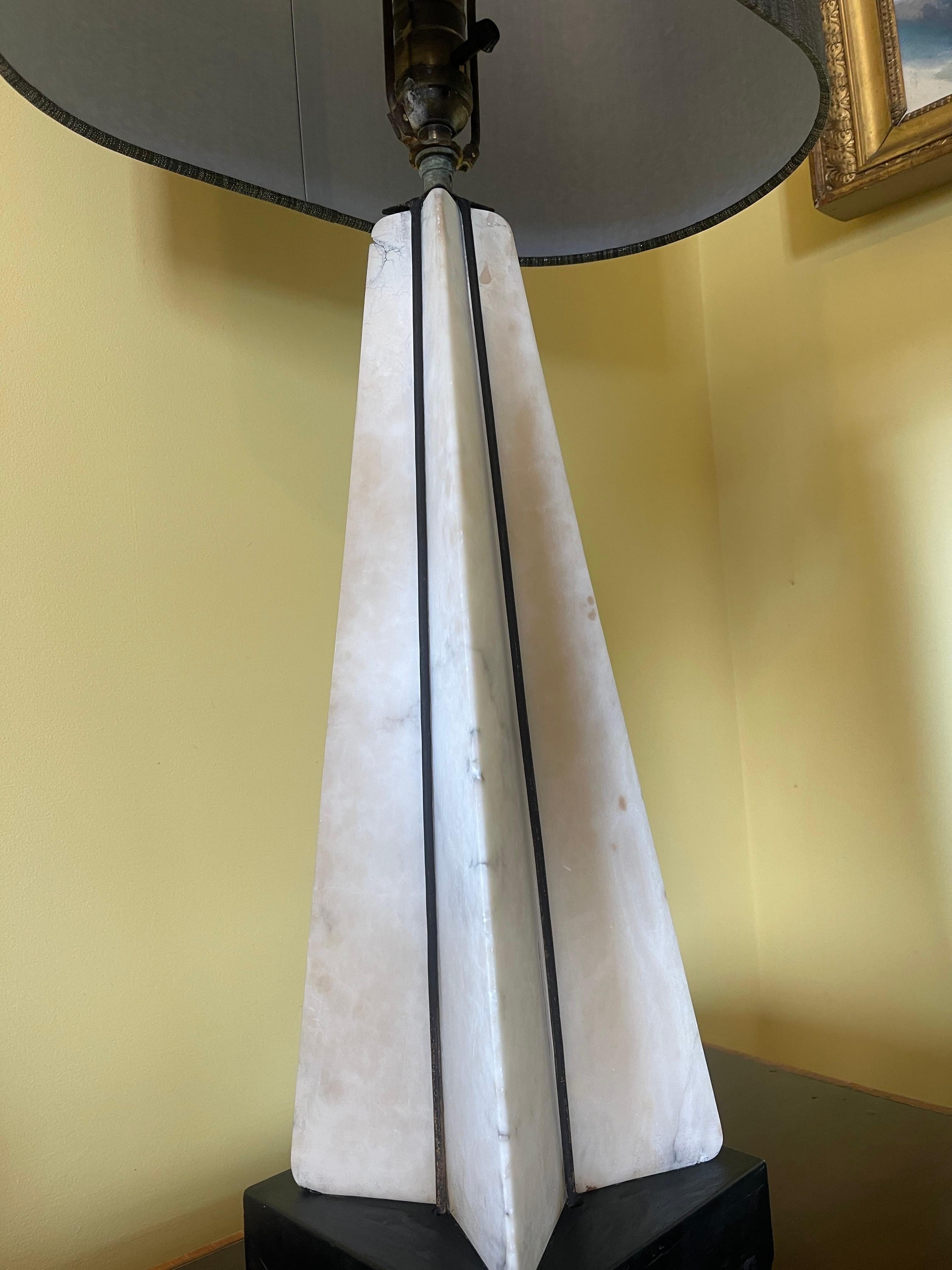 Deux lampes uniques en albâtre de style mi-siècle moderne  en vente 4