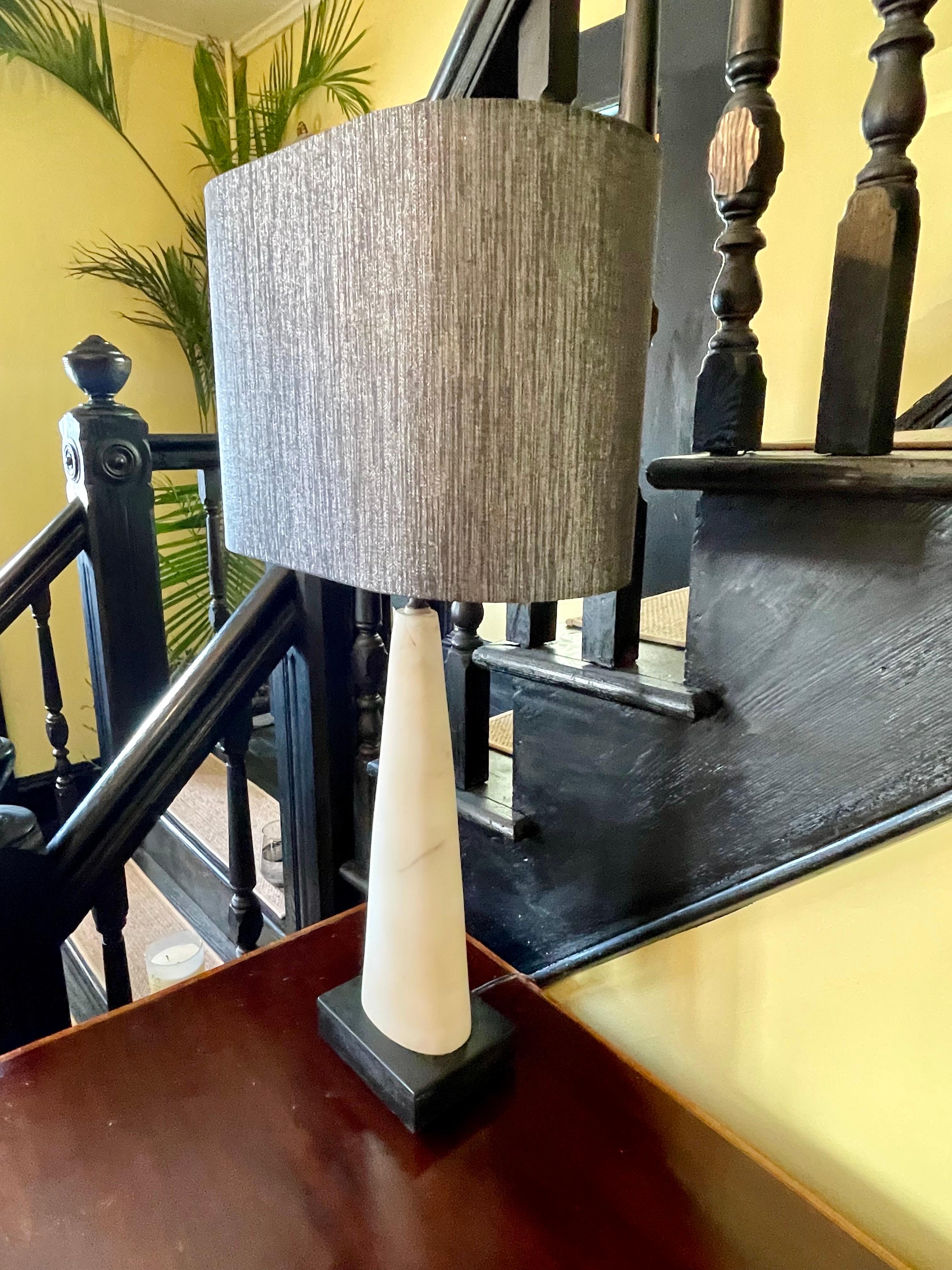 Brutalisme Deux lampes uniques en albâtre de style mi-siècle moderne  en vente