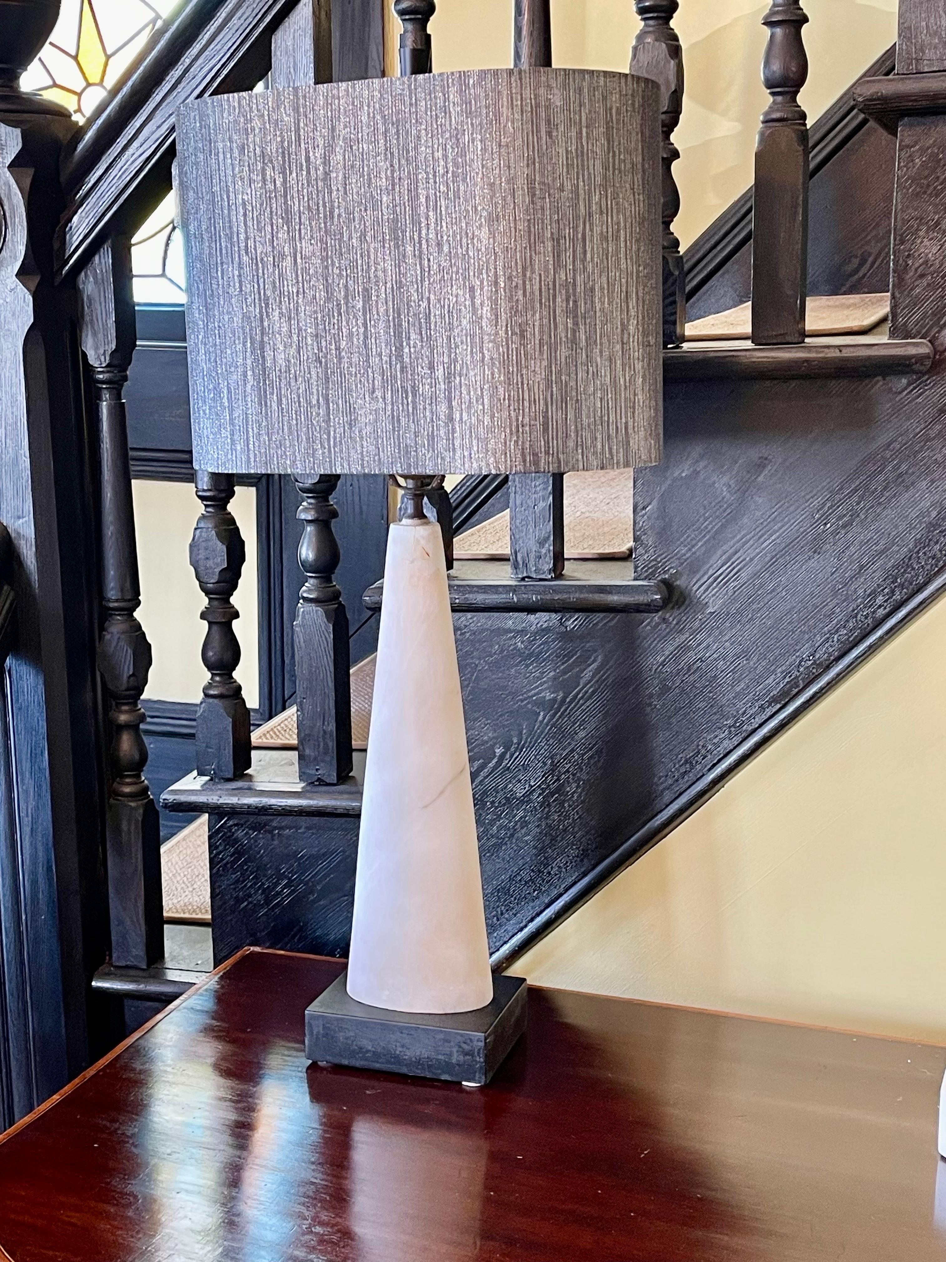 Français Deux lampes uniques en albâtre de style mi-siècle moderne  en vente