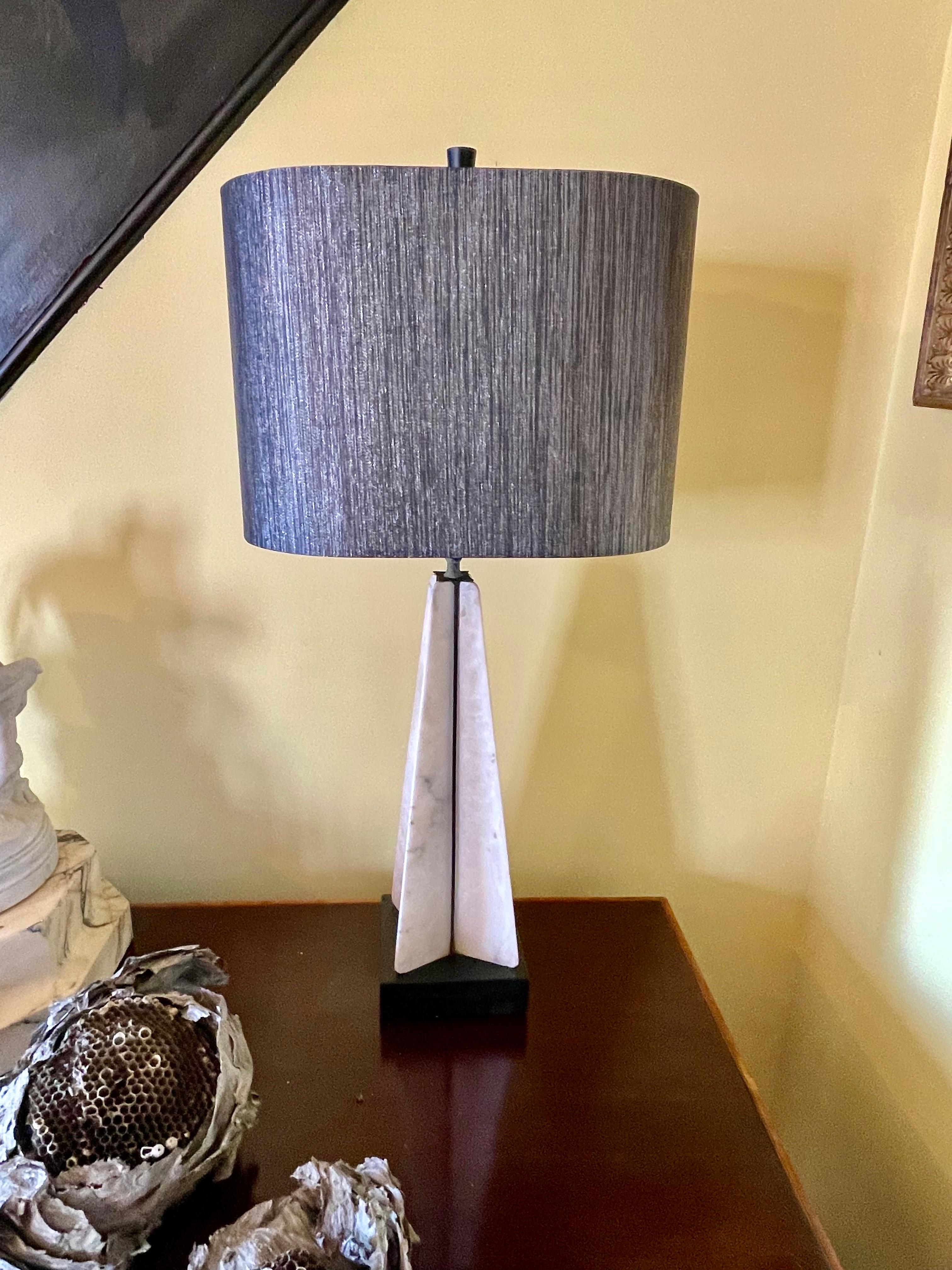 Deux lampes uniques en albâtre de style mi-siècle moderne  Bon état - En vente à New Haven, CT