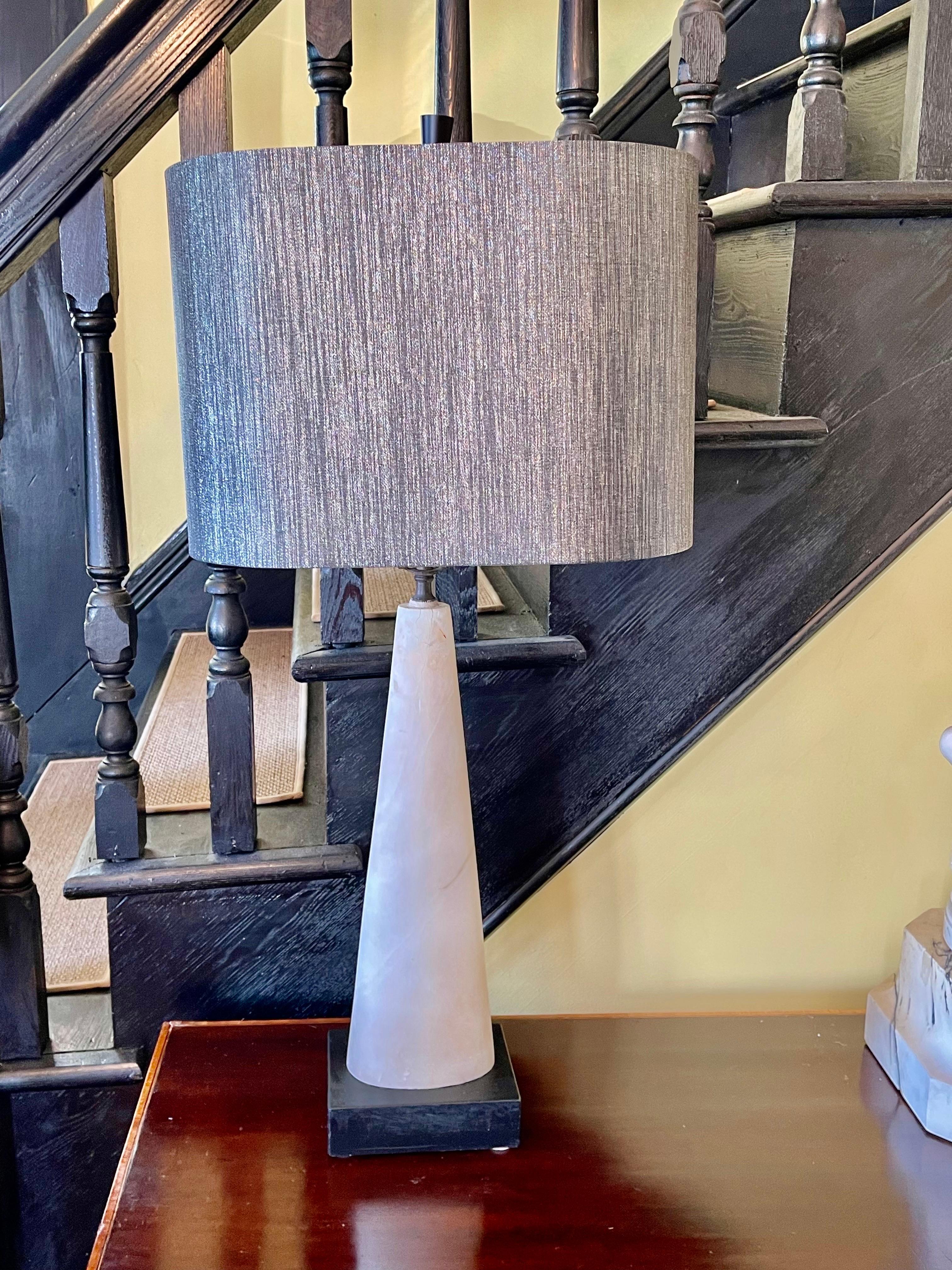 20ième siècle Deux lampes uniques en albâtre de style mi-siècle moderne  en vente