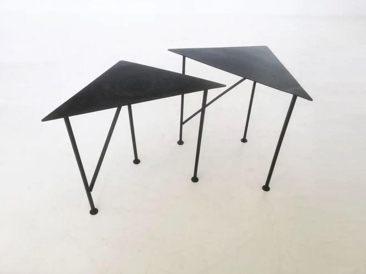 Diese einzigartigen geometrischen Beistell- und Getränketische im Vintage-Stil sind stilvoll und praktisch und bieten ein elegantes Design. Diese wurden komplett von Hand gefertigt und haben ein tolles Design! Die dreieckige Platte steht auf einem