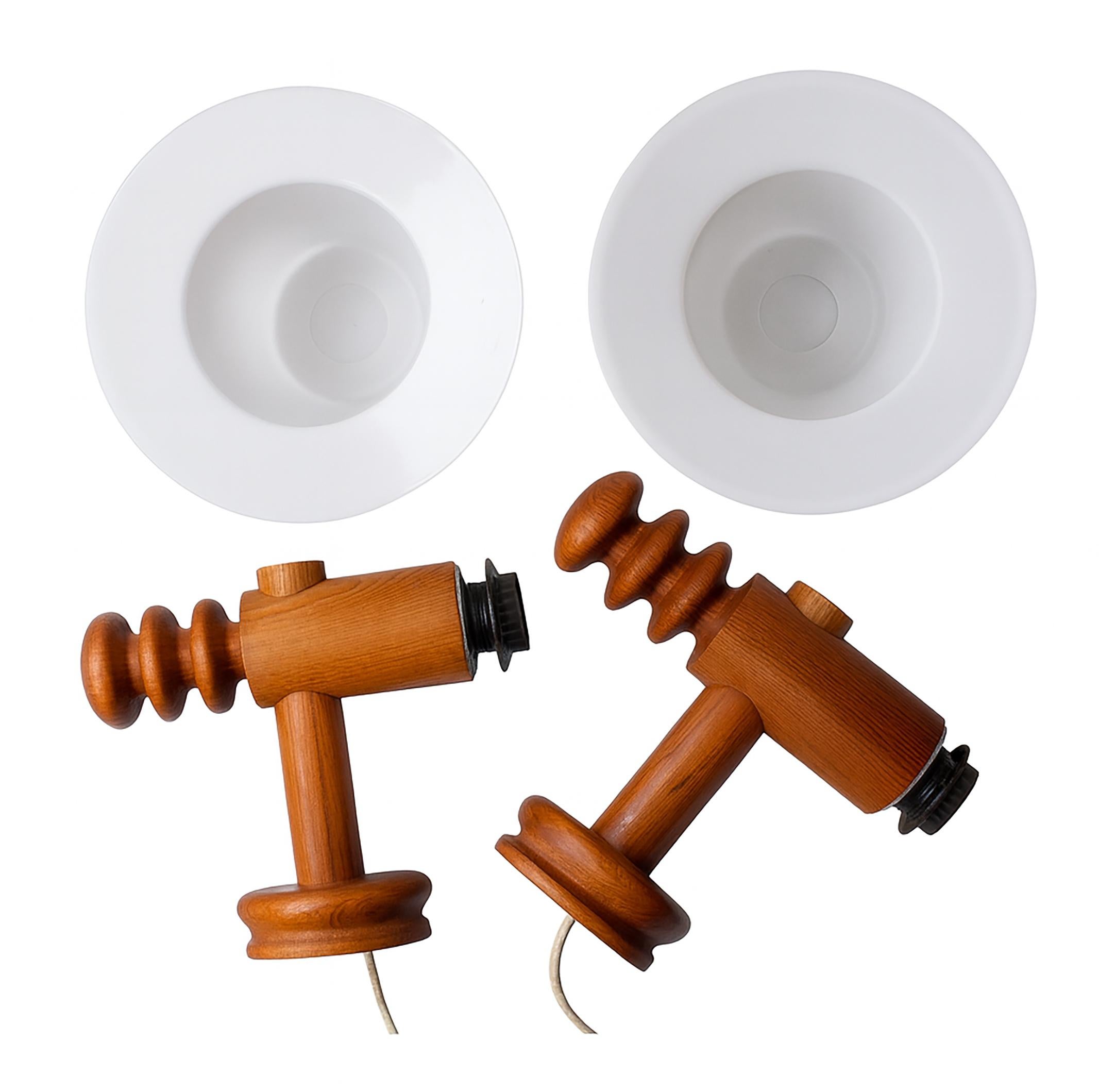 Deux appliques en pin conçues par Uno et Östen Kristiansson, années 1970
Uno et Östen Kristiansson étaient deux éminents designers suédois qui travaillaient pour la société Luxus, qu'ils ont fondée en 1951. Luxus était connu pour ses designs