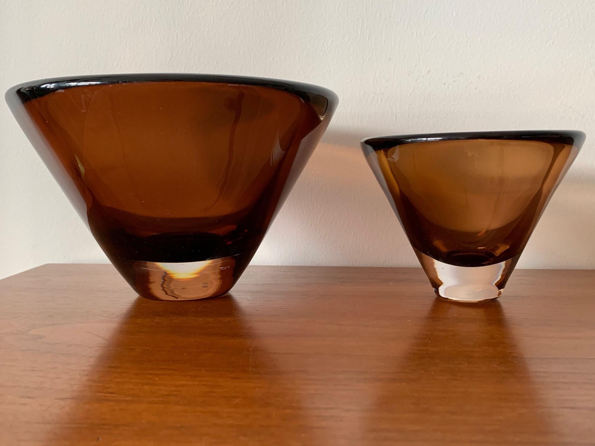 Milieu du XXe siècle Deux vases en verre inhabituels de Vicke Lindstrand pour Kosta Boda en vente