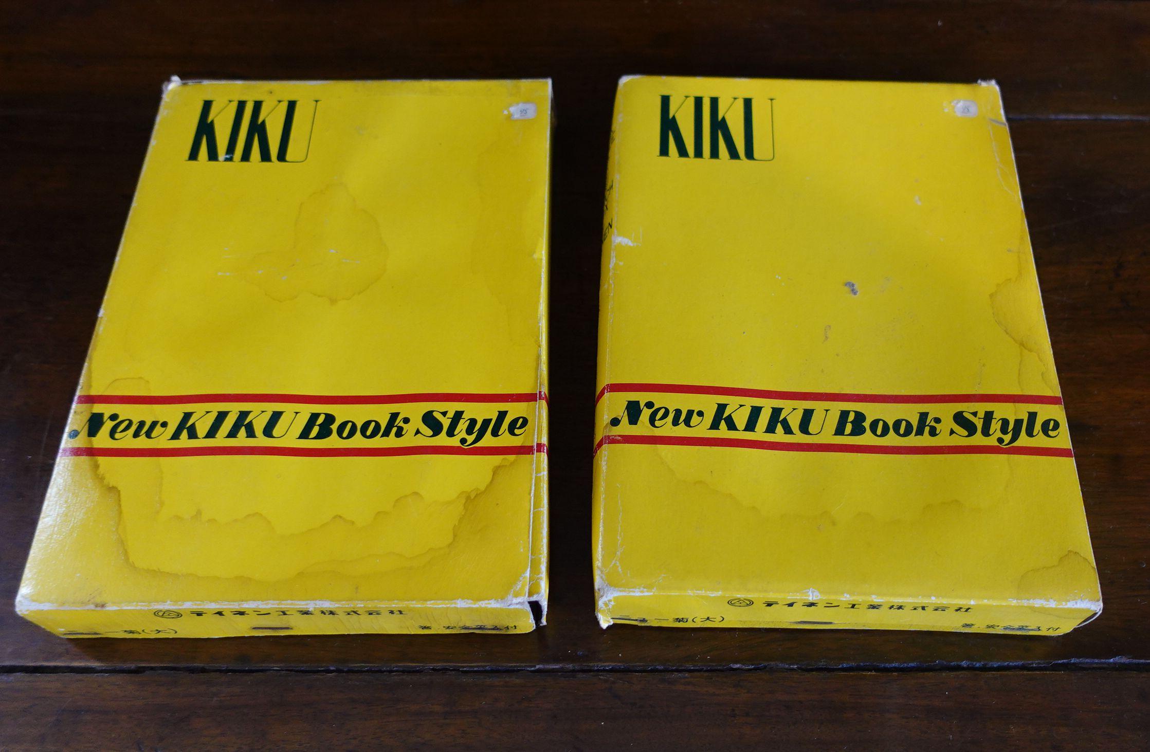 Two Japanese old fashion Kiku - book style lunchbox By Teinen.
The oldy memory after WWII in the school time of Japan.
A wonderful design of the Bento Box to include the independent rice box, chapstick with their own slot, and a larger box to