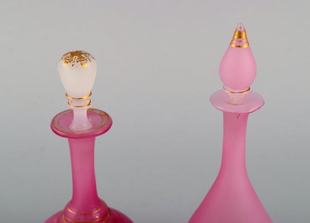 italien Deux vases et deux  Flacons en verre d'art soufflé à la bouche rose, vers 1900 en vente