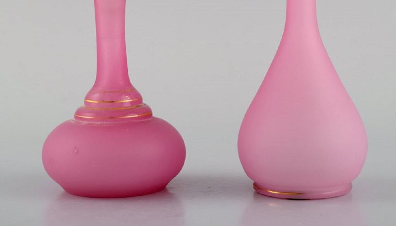 Due vasi e due flaconi in vetro artistico soffiato a bocca rosa, 1900 ca. In condizioni ottime in vendita a Copenhagen, DK