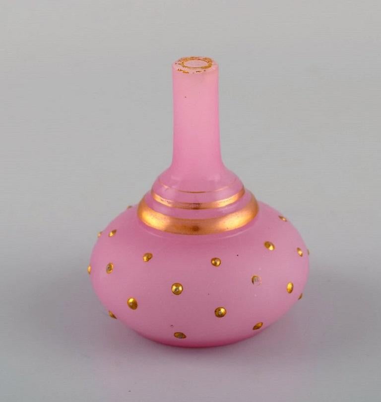 Début du 20ème siècle Deux vases et deux  Flacons en verre d'art soufflé à la bouche rose, vers 1900 en vente