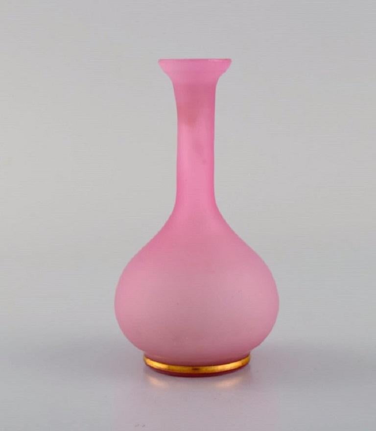 Vetro artistico Due vasi e due flaconi in vetro artistico soffiato a bocca rosa, 1900 ca. in vendita