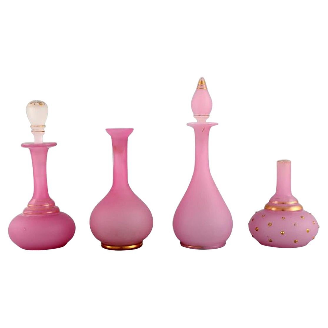 Zwei Vasen und zwei Flacons aus rosa Mouth-Blown-Kunstglas, um 1900