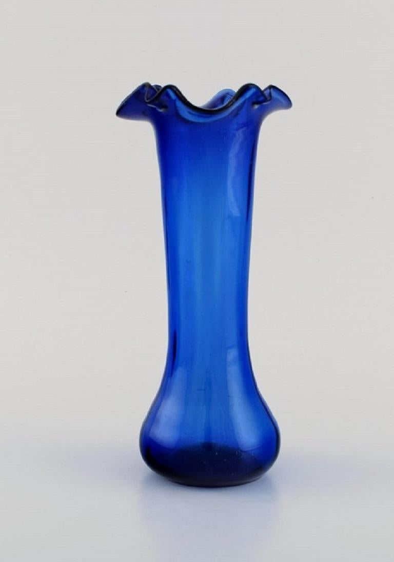 Zwei Vasen aus blauem mundgeblasenem Kunstglas. 20. Jahrhundert.
Maße: 19 x 8,5 cm.
In ausgezeichnetem Zustand.