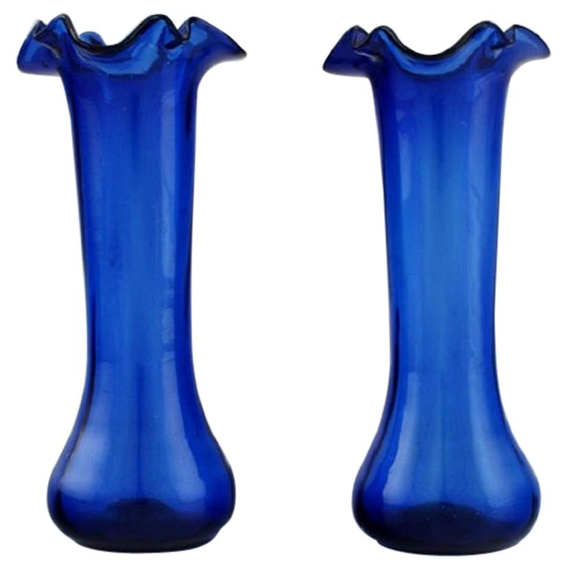 Deux vases en verre d'art bleu soufflé à la bouche, XXe siècle