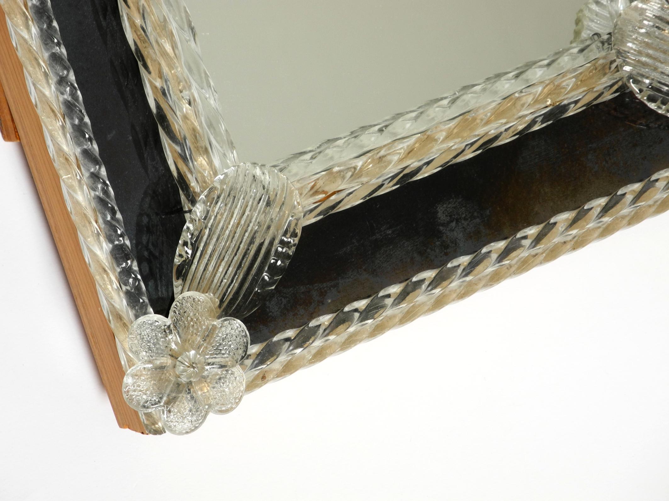 Dos espejos de mesa venecianos de mediados de siglo con rosetones de cristal de Murano. Fabricado en Italia en venta 8