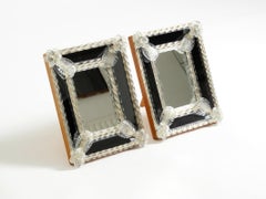 Zwei venezianische Tischspiegel aus der Mitte des Jahrhunderts mit Rosetten aus Murano-Glas. Hergestellt in Italien