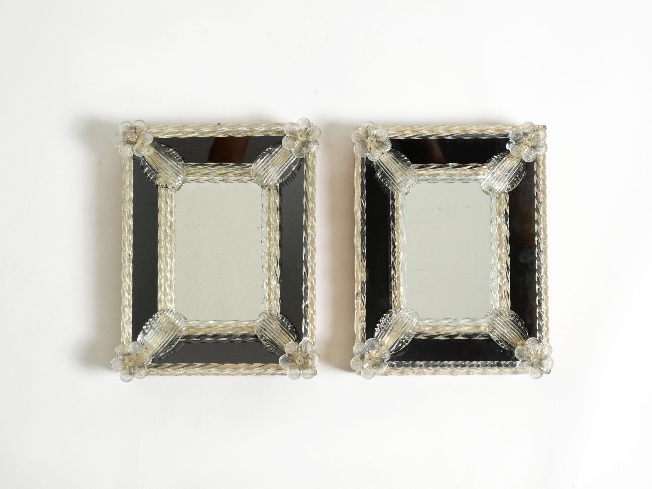 Dos espejos de mesa venecianos de mediados de siglo con rosetones de cristal de Murano. Fabricado en Italia en venta 13