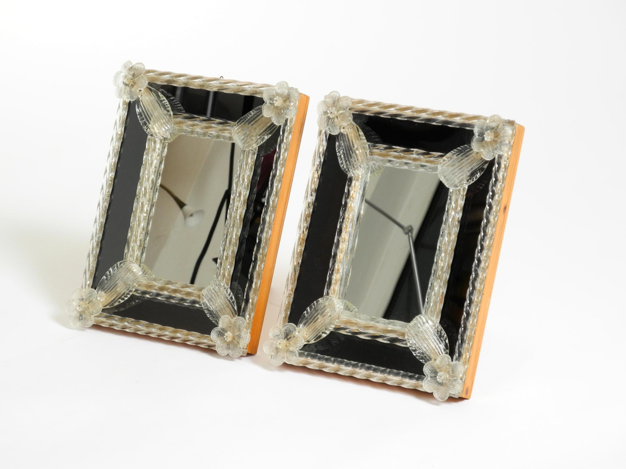 Dos espejos de mesa venecianos de mediados de siglo con rosetones de cristal de Murano. Fabricado en Italia Moderno de mediados de siglo en venta