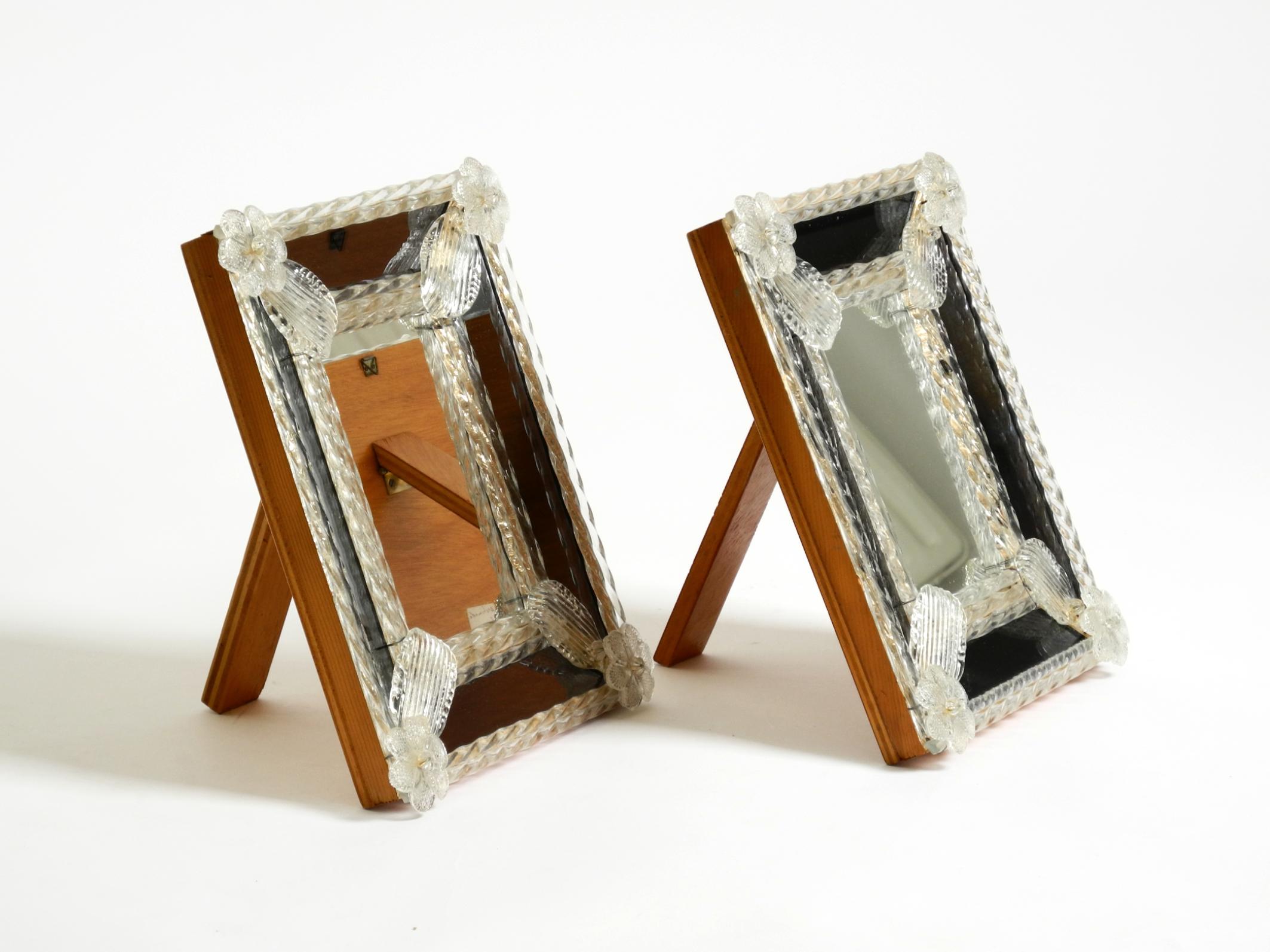 Dos espejos de mesa venecianos de mediados de siglo con rosetones de cristal de Murano. Fabricado en Italia Italiano en venta